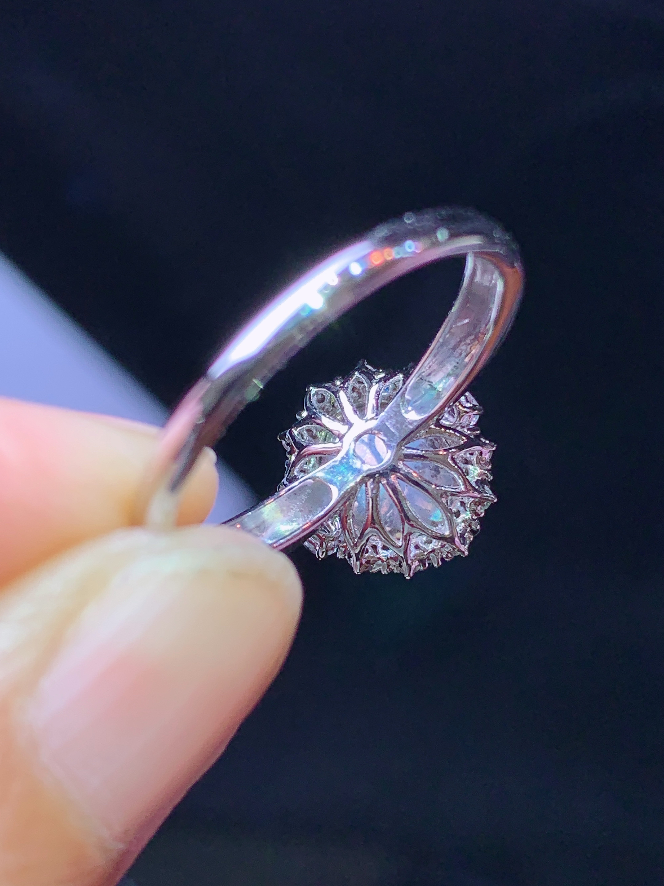 18k金钻镶嵌翠绿蛋面戒指 玉质细腻 色泽艳丽清新 水润亮眼 圈口14 整体尺寸11.3*10.6*8j2