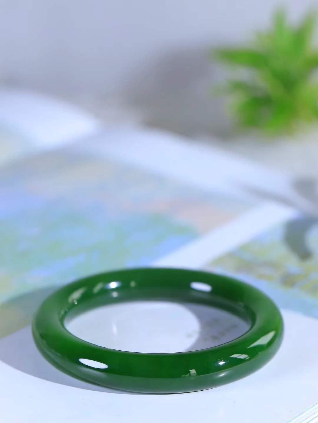 【悠悠芳华.镯】

收藏级臻品️和田玉碧玉手镯 玉质温润 青葱岁月，尽收腕中，婉转流畅，凝岁月悠