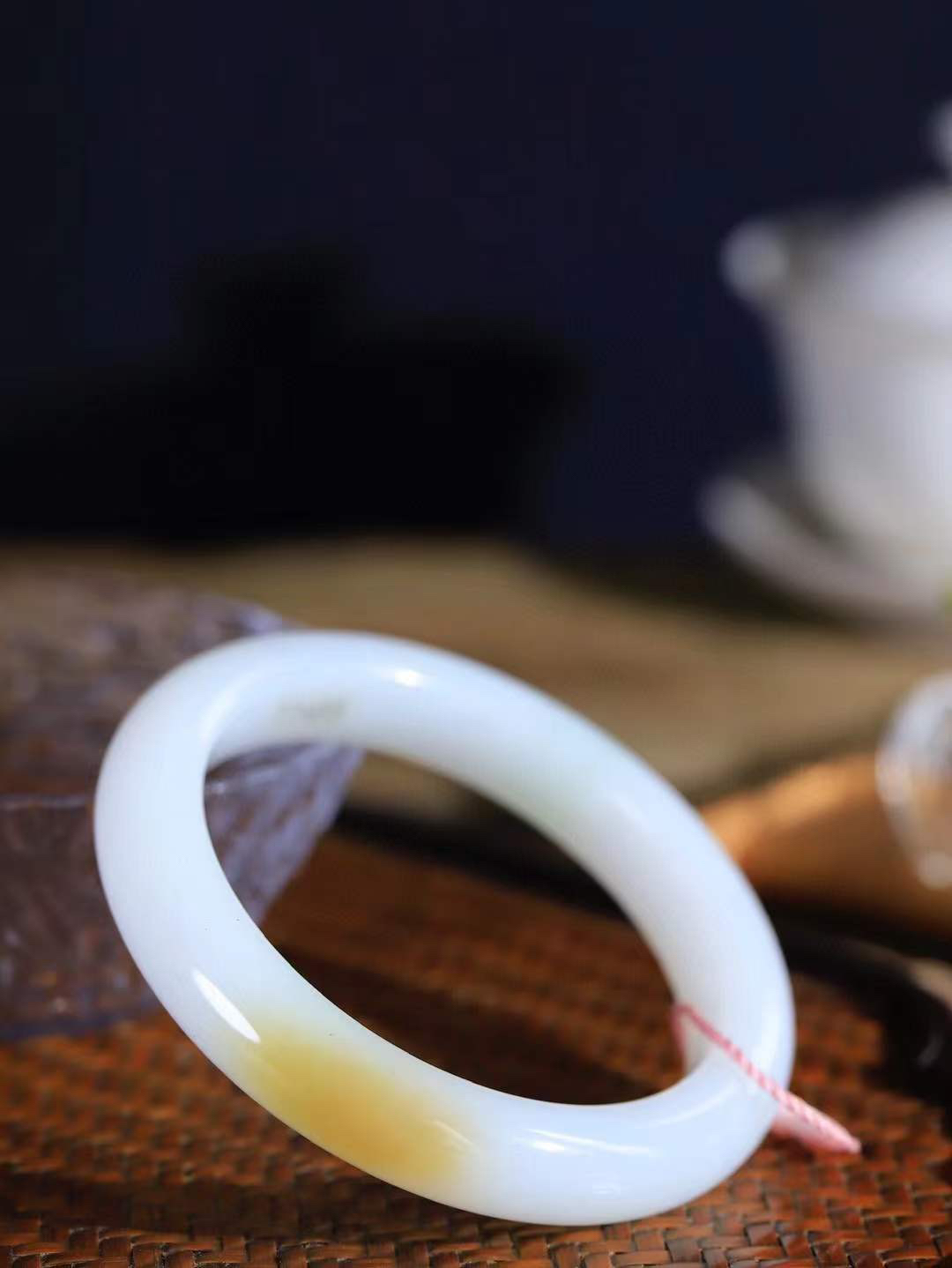 （一见倾心.手镯）

精品和田玉糖白玉手镯，玉质温润细腻 油性十足 手感舒适，高华雅逸，线条流畅，简约大气，美自天成，素雅高贵。佩戴于腕间，婉约之美，举手投足间透出那低调奢华。重68.2克  尺寸60.5-12.5-10mm  56401136A