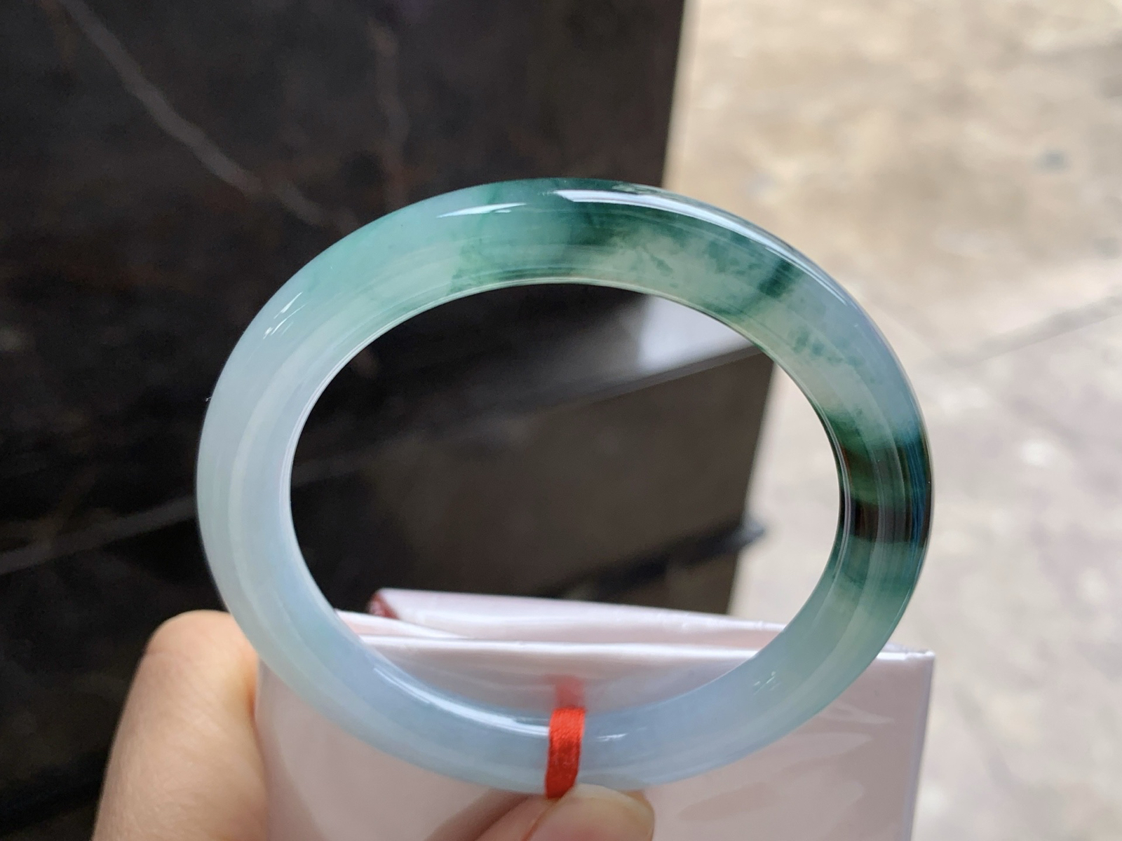 52-8.5

飘花圆条手镯^_^鲜艳 玉质温润