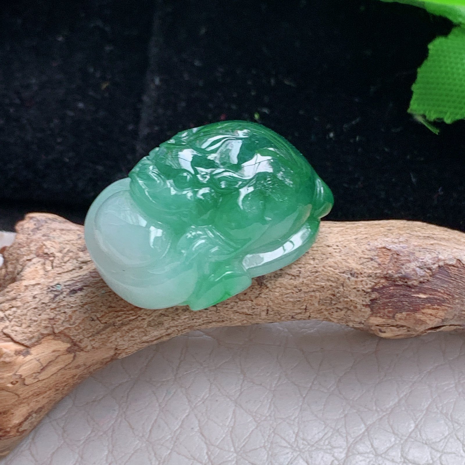 lz实拍24.8*14.2*12.2天然缅甸翡翠双彩招财蟾玉吊坠 玉挂件