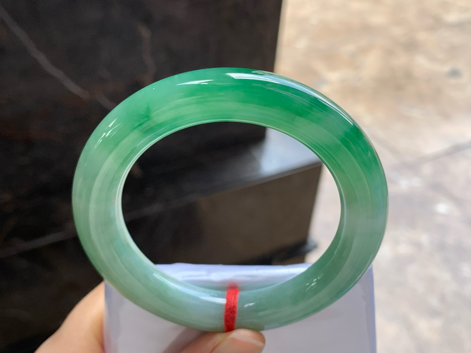 54-11

绿色圆条手镯^_^鲜艳 玉质温润