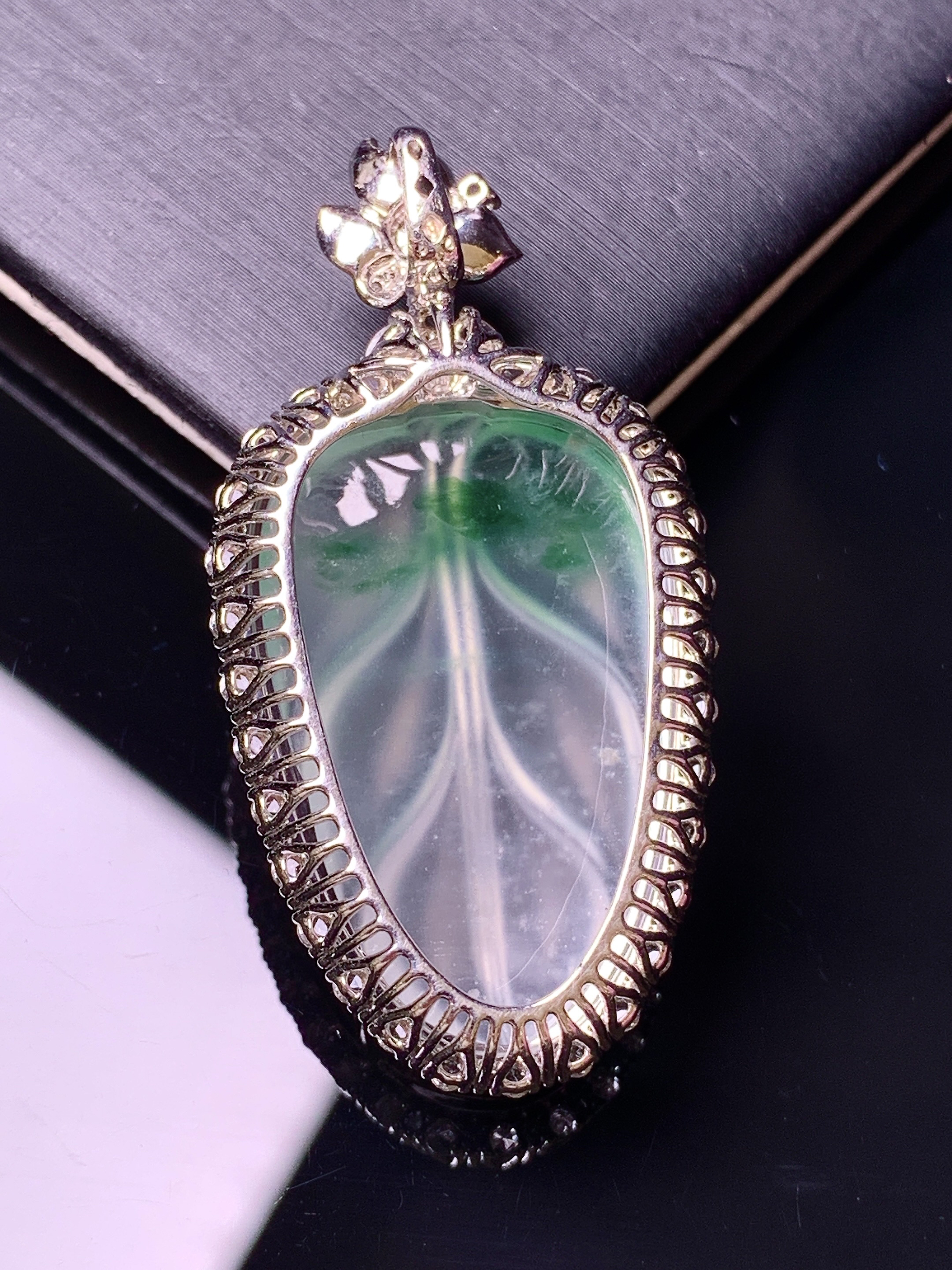 18k金钻镶嵌冰种树叶吊坠 玉质细腻 色泽艳丽清新 水润亮眼 整体尺寸43.2*22*9.3c5