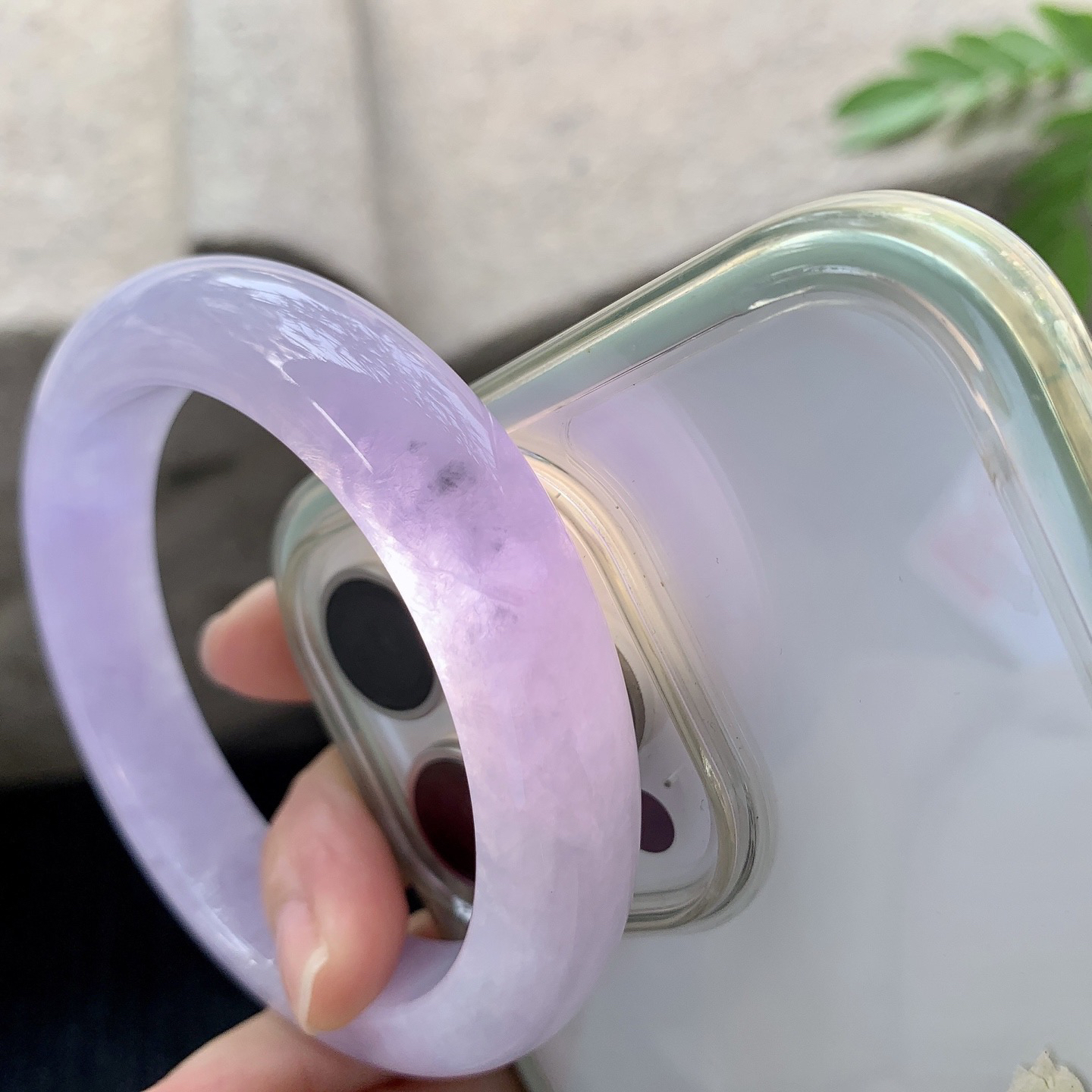 正圈59 60
【圈口】60.5/13.1/9.1
【描述】紫罗兰，满紫，水润，种老，细腻，打灯有晶体线！