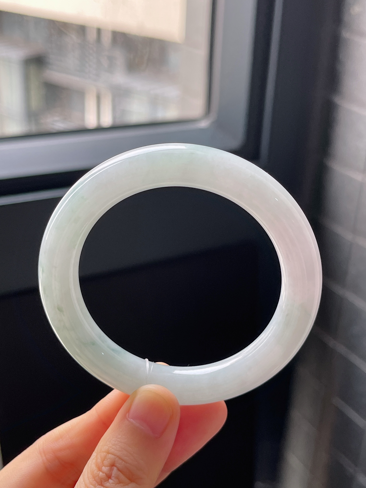 圆镯52.3圈口，翡翠糯化种淡绿色手镯