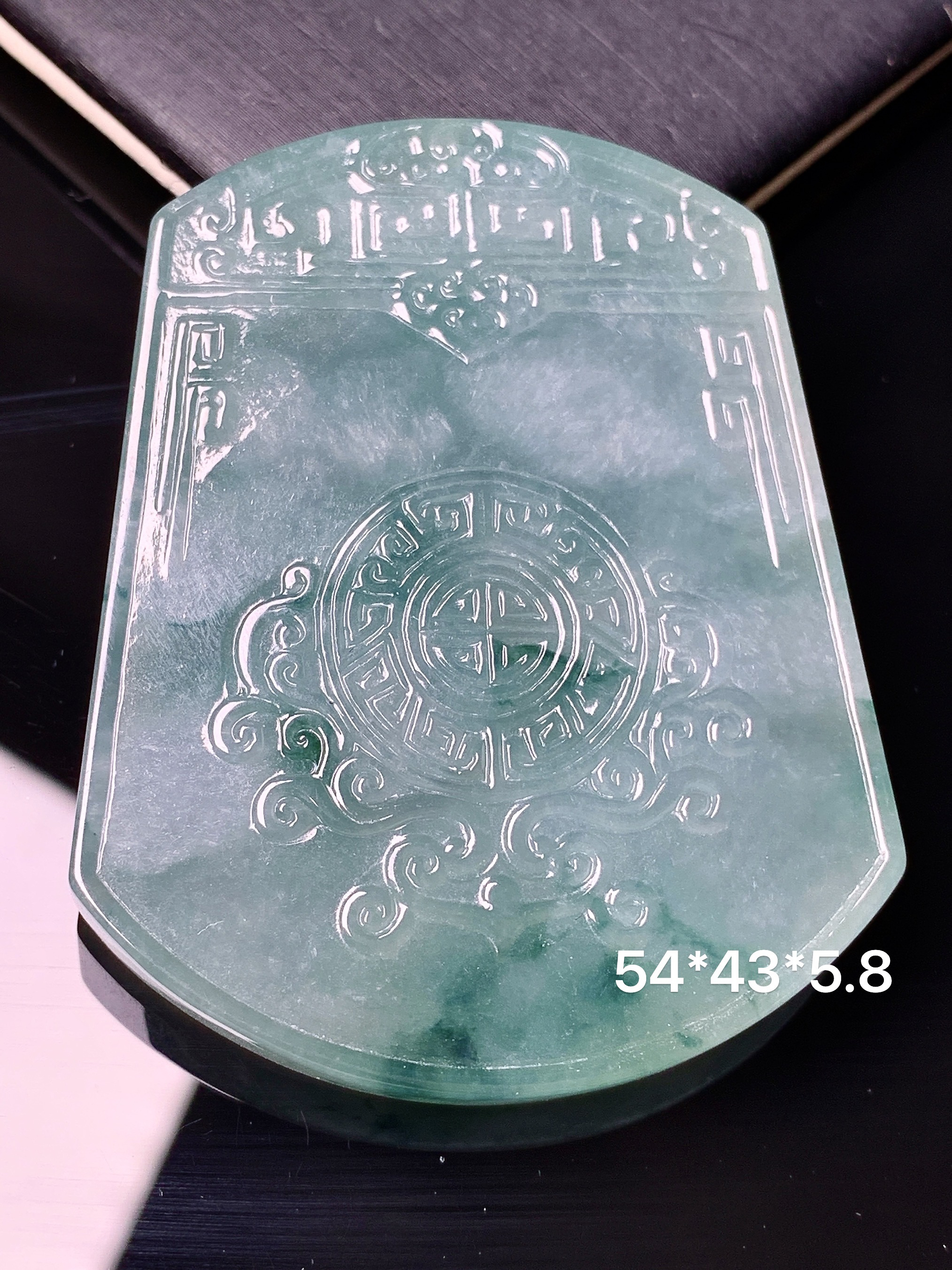 飘绿雕花牌吊坠 玉质细腻 色泽艳丽清新 水润亮眼 整体尺寸54*43*5.8d1