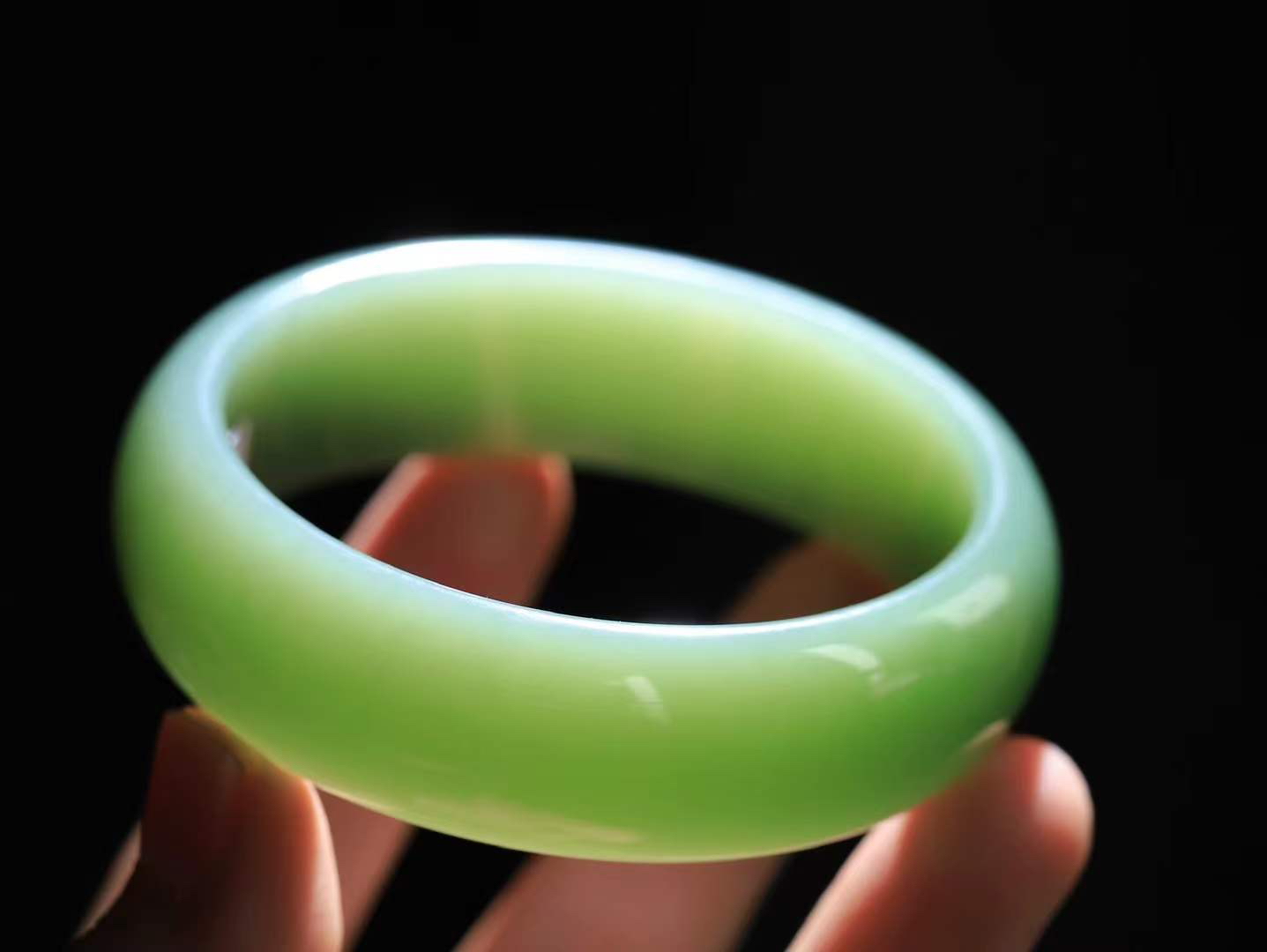 【碧波流转·手镯】

收藏级臻品️和田玉碧玉手镯，玉质细腻温润，手感舒适，️线条流畅，简约大气，美自天成，佩戴于腕间，婉约之美，举手投足间透出那份低调奢华，醉人心扉。
重83.5克 内径圈口60mm  尺寸19.8-8mm  FDT-11461133