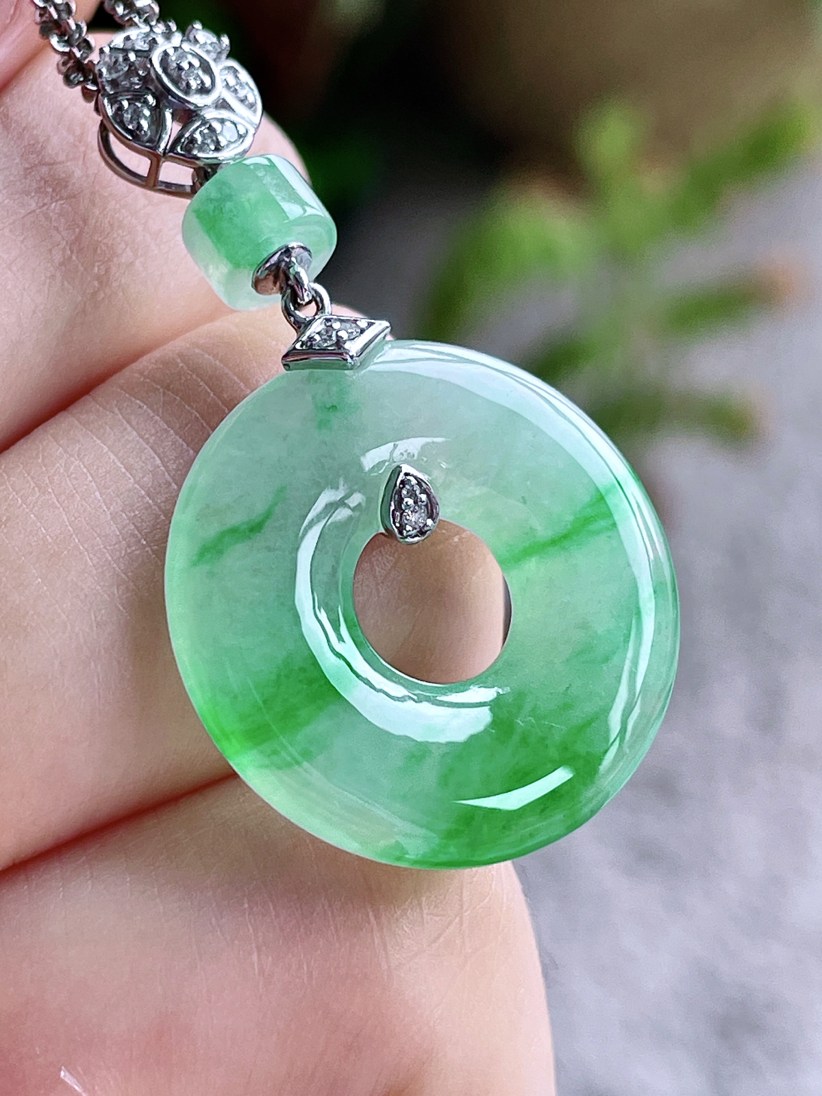 【镶嵌】高冰飘绿花甜甜圈吊坠  
【说明】缅料 18k金镶嵌 性价比高 飘花
【整体】38.7
【