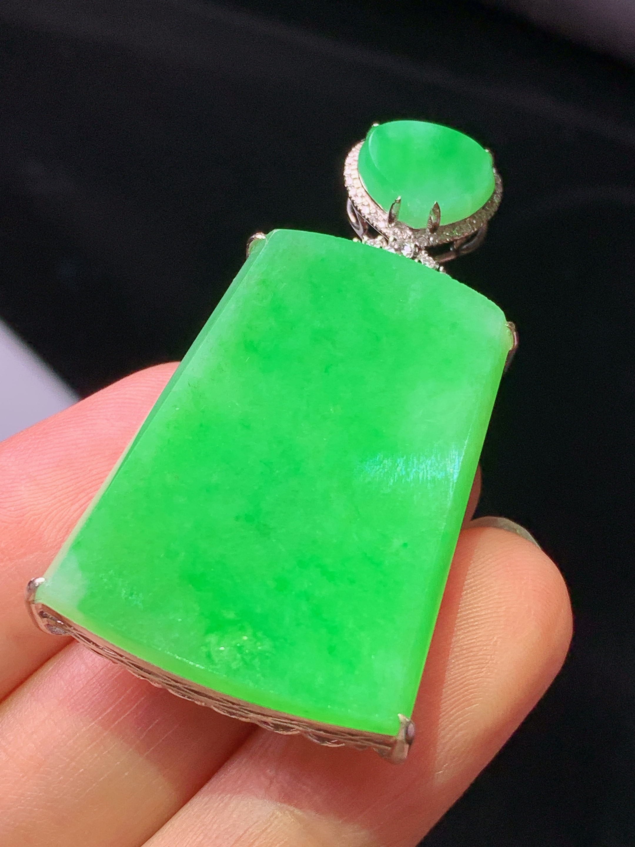 18k金钻镶嵌翠绿无事牌吊坠 玉质细腻 色泽艳丽清新 水润亮眼 整体尺寸46.5*24.3*9.5j2