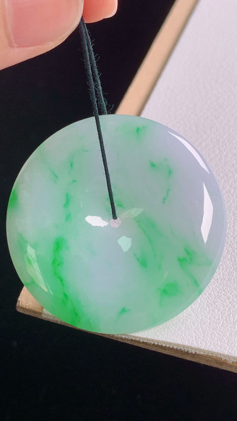 冰飘绿平安扣
色泽鲜亮，胶感十足，
尺寸:37.3-5.9mm 8