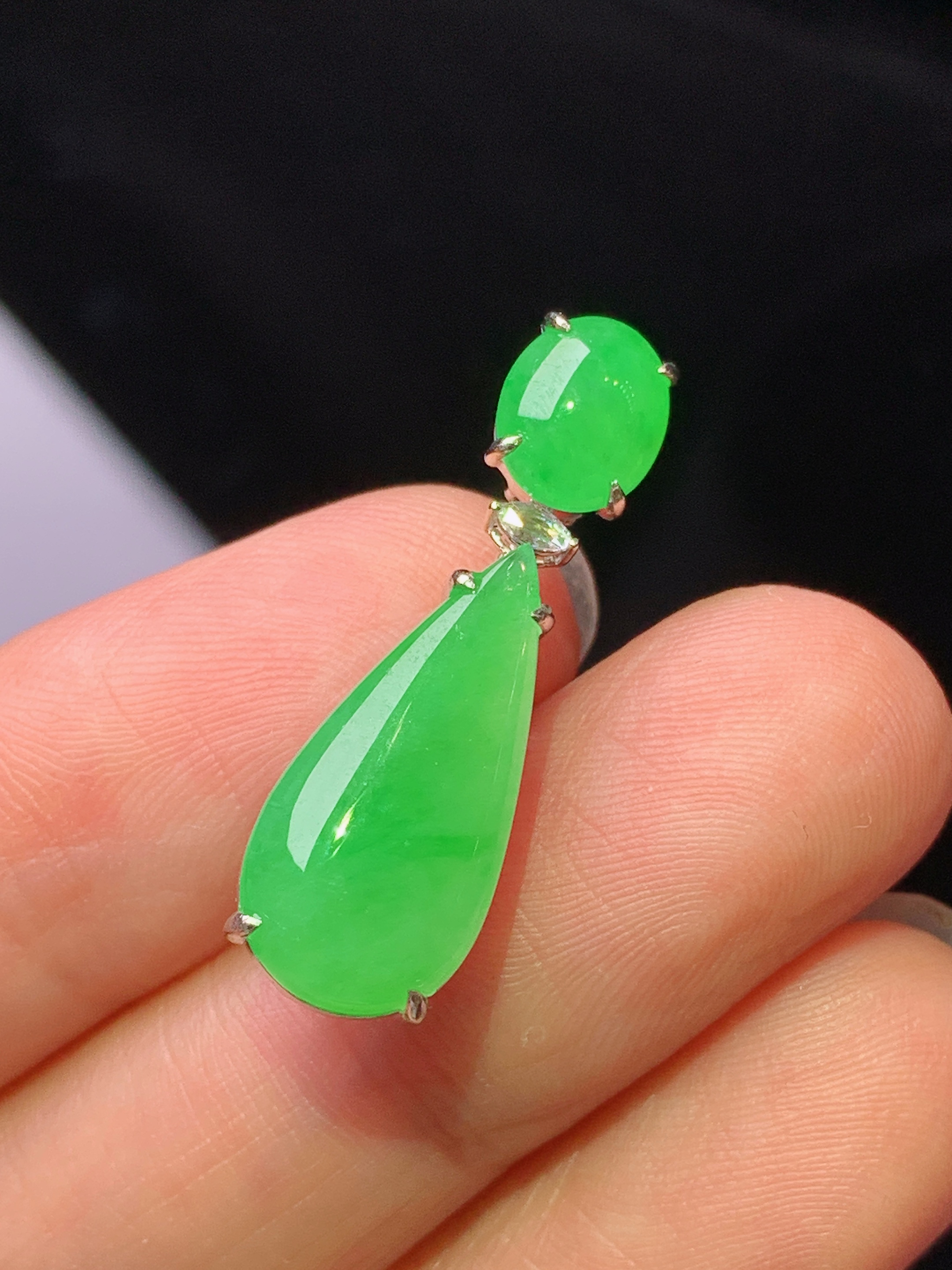 18k金钻镶嵌翠绿水滴吊坠 玉质细腻 色泽艳丽清新 水润亮眼 整体尺寸27*8.6*6.6j2