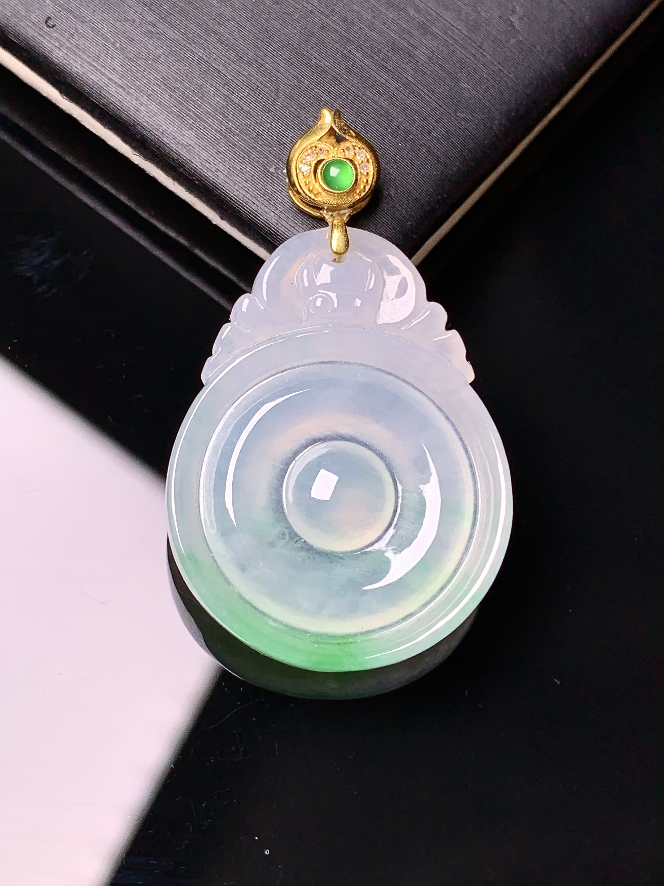 18k金钻镶嵌飘绿福在眼前吊坠 玉质细腻 色泽艳丽清新 水润亮眼 整体尺寸35*21*3.6c5