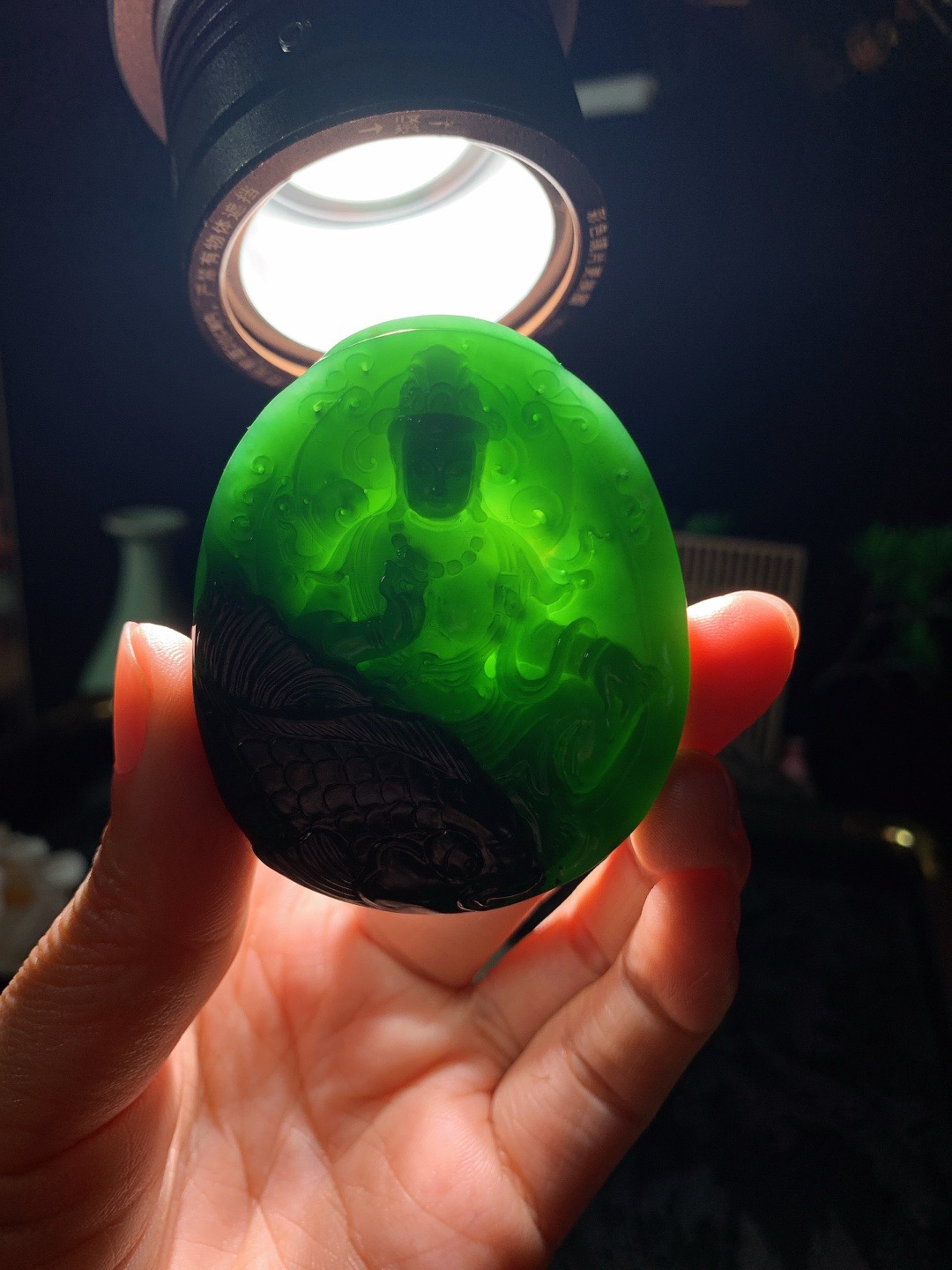 和田玉7号矿红皮料阳绿俄罗斯碧玉坐莲观音牌子挂件。尺寸59/49/13重65.5克 玉质细腻油润 底色纯净 脂粉好，品质好！lt260410