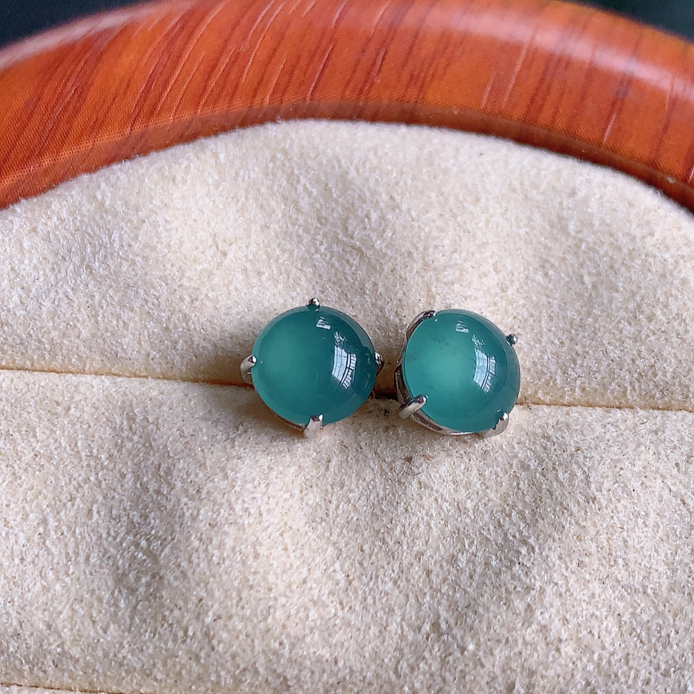 冰晴水翡翠耳钉，自然光实拍，翠色灵动，颜色漂亮，种老水足，品相佳，佩戴佳品！W481.11  取一整体尺寸：7-4.5mm   裸石尺寸：7mm