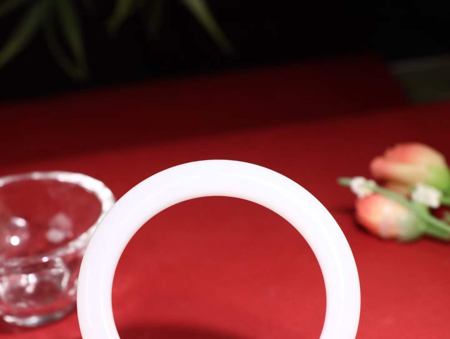 【花样年华】

精品和田玉白玉手镯，质地油润细腻，色泽高贵典雅，镯型古朴典雅。在诗情画意的雨巷相遇，你是我腕间的一抹风情，有你眸有深情，清风荡漾湖间静水，我愿俯身低眉，在烟波涟漪处，寻你深情倩影。重46.6克内径圈口54mm尺寸54-11.5-8.3mm FSO26248038218