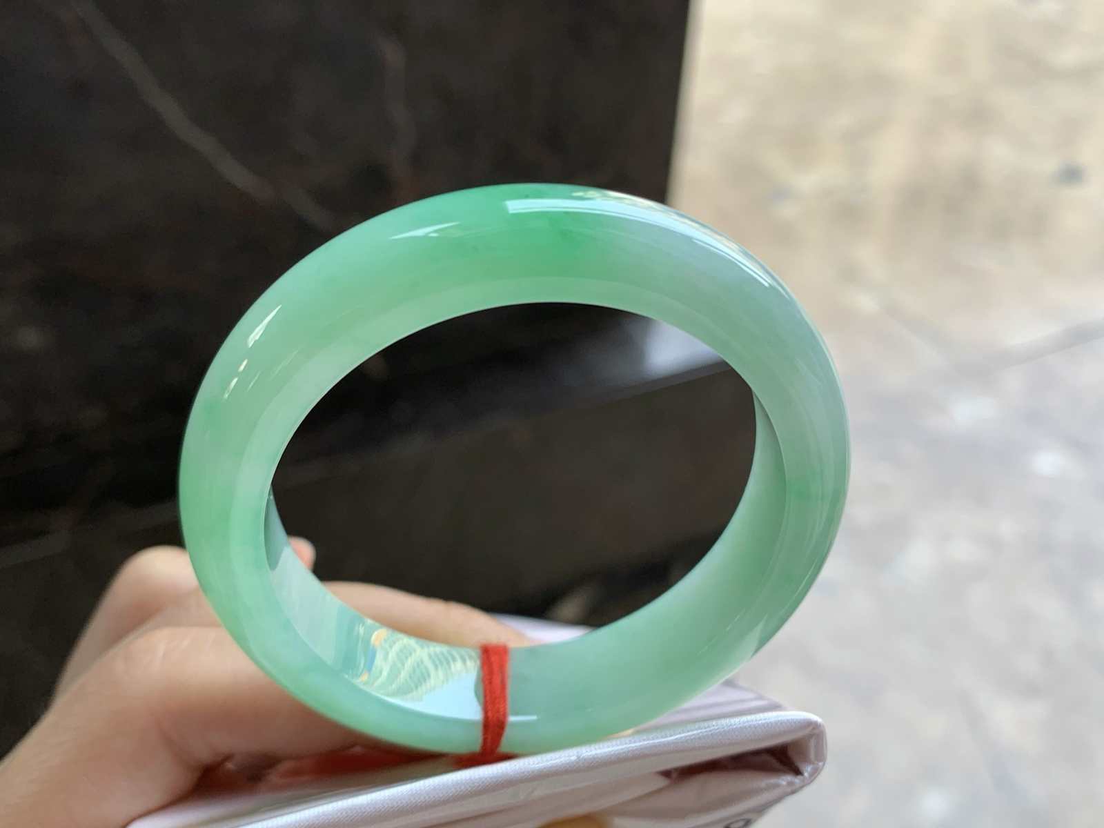 50.5-12.3-8

晴绿手镯^_^玉质温润 细腻