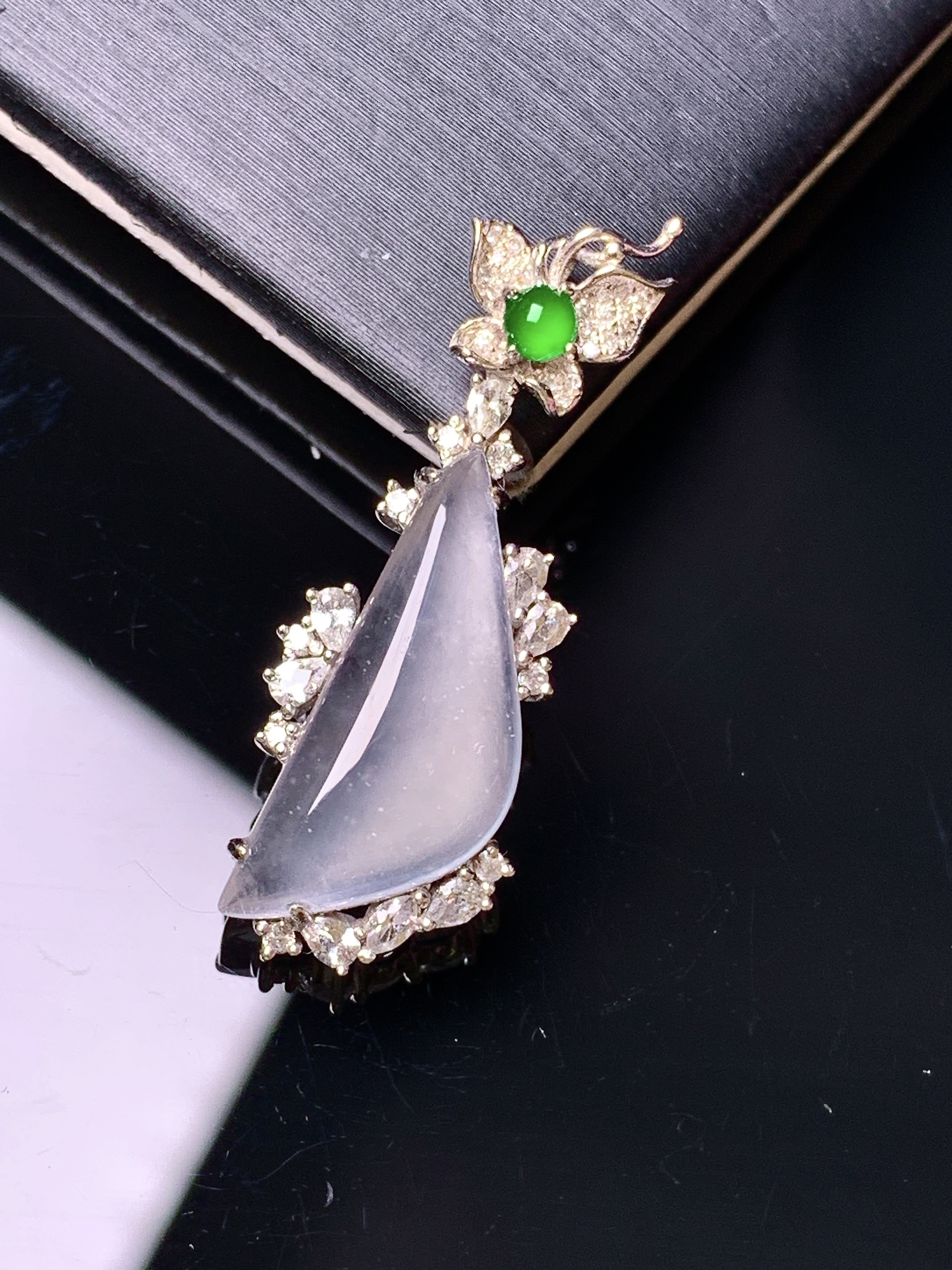 18k金钻镶嵌冰种随形吊坠 玉质细腻 色泽艳丽清新 水润亮眼 整体尺寸32.5*10.8*5.8c5