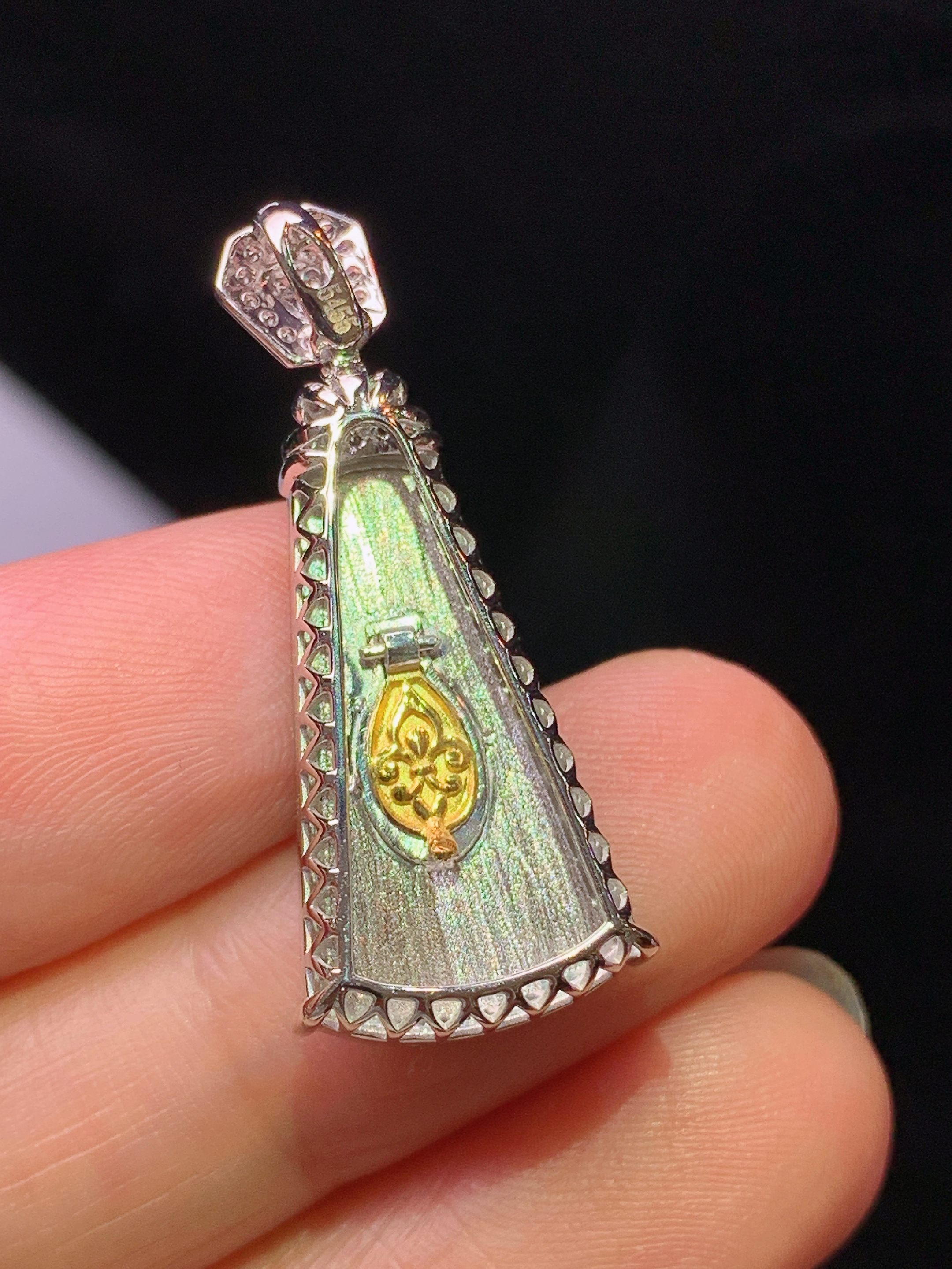 18k金钻镶嵌翠绿无事牌吊坠 玉质细腻 色泽艳丽清新 水润亮眼 整体尺寸30.6*11.8*6j2