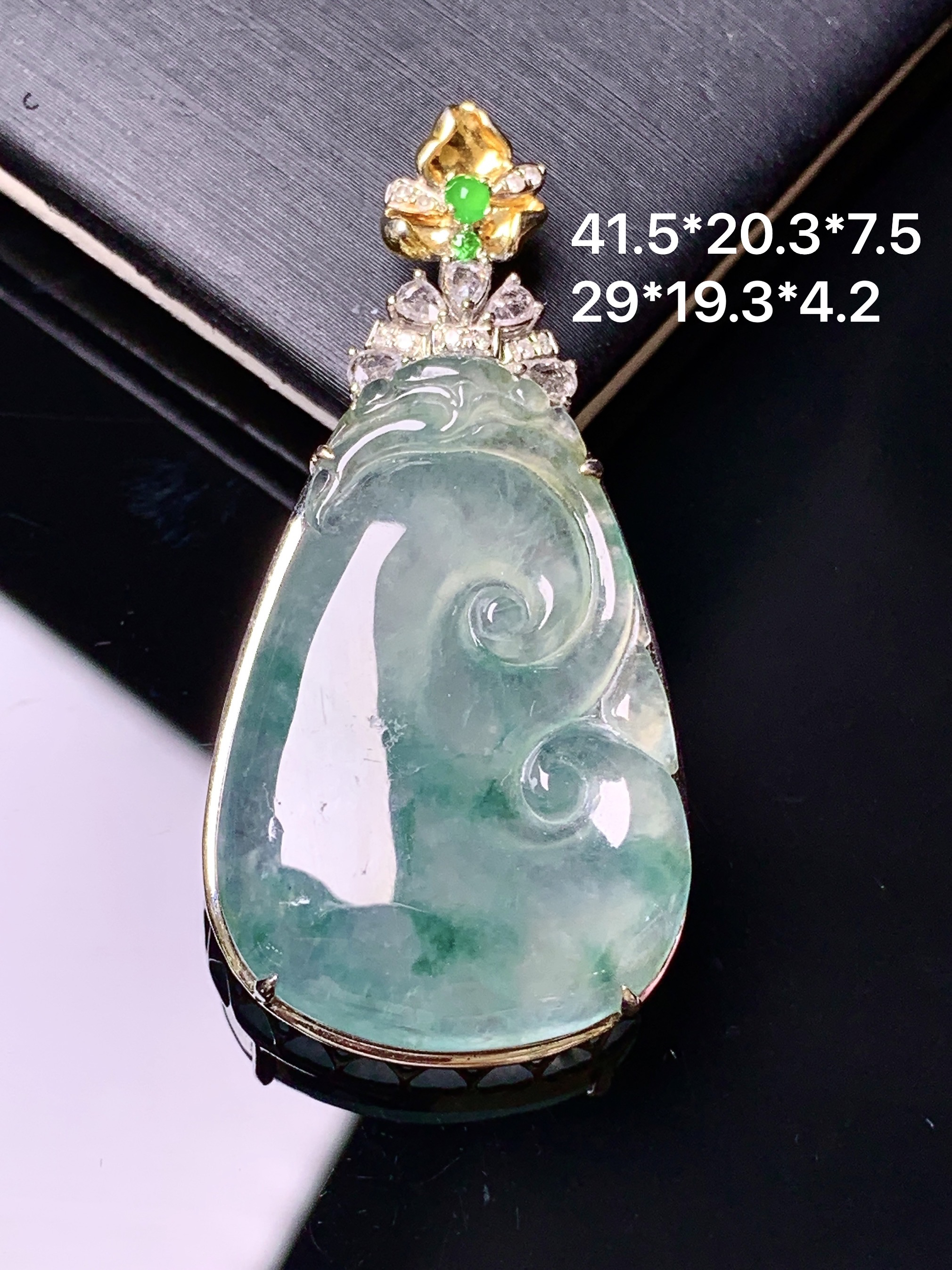 18k金钻镶嵌冰种如意吊坠 玉质细腻 色泽艳丽清新 水润亮眼 整体尺寸41.5*20.3*7.5yz