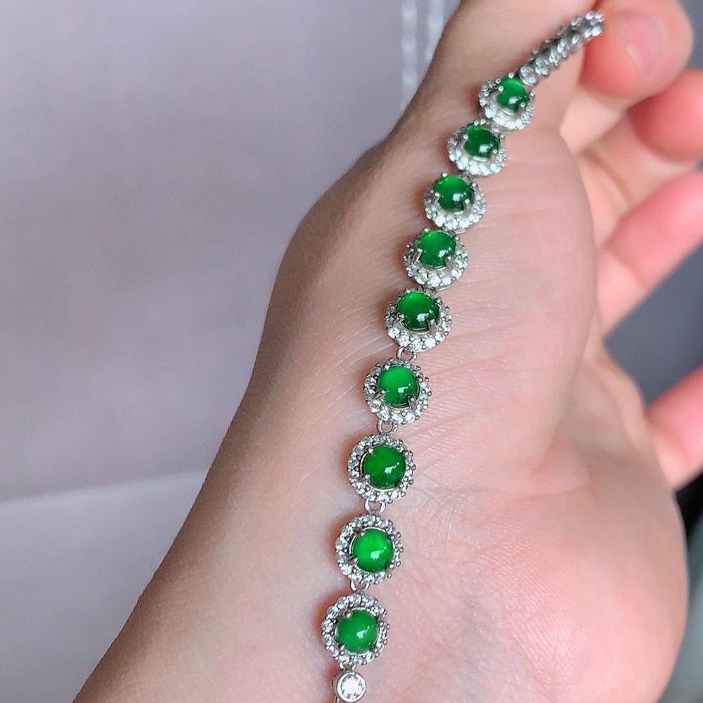 冰润翡翠蛋面手链，水水润润，珠圆玉润，颜色鲜艳，妙明清净，清秀高雅，佩戴效果优雅迷人！性价比超值 W