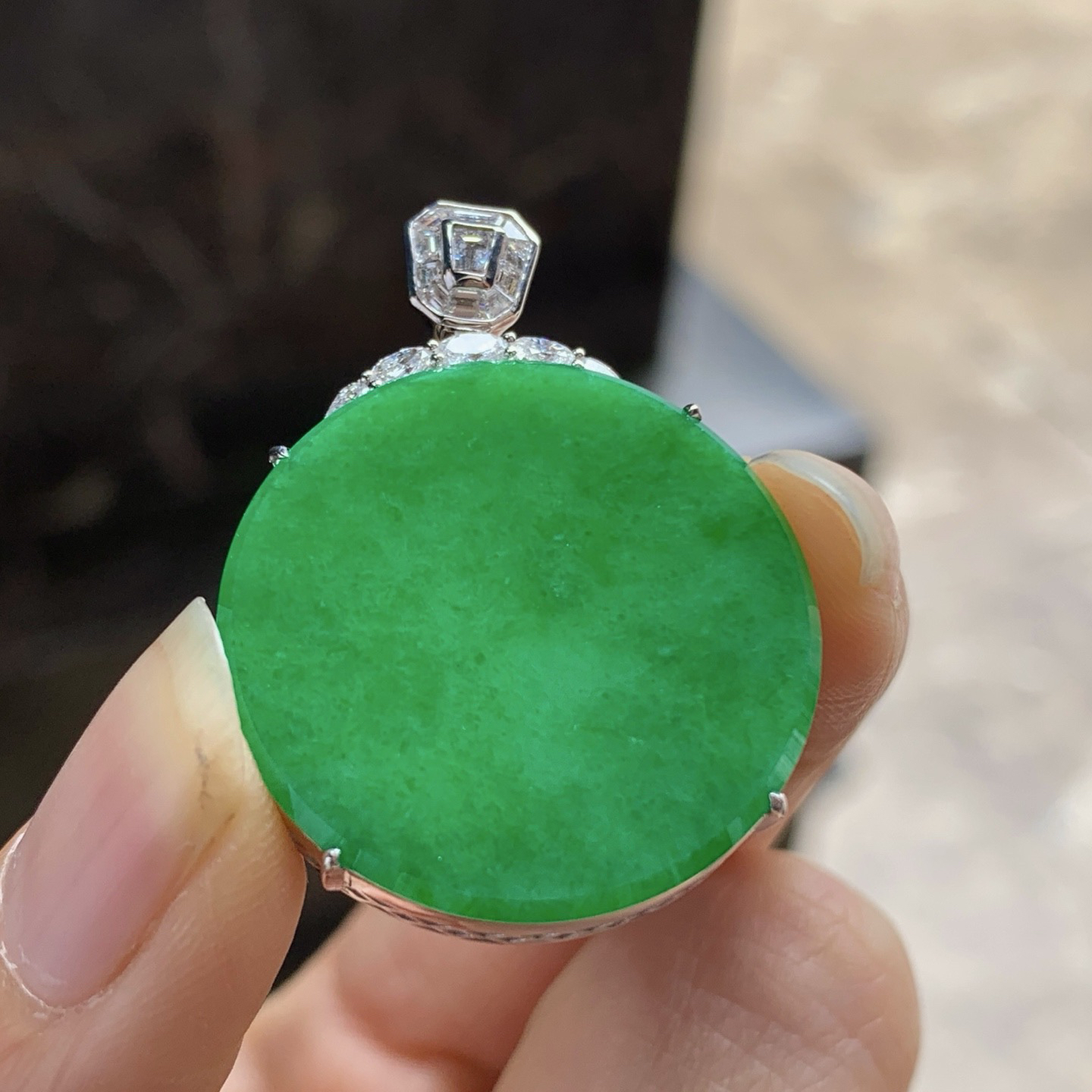 金钻镶嵌辣绿色圆牌^_^鲜艳