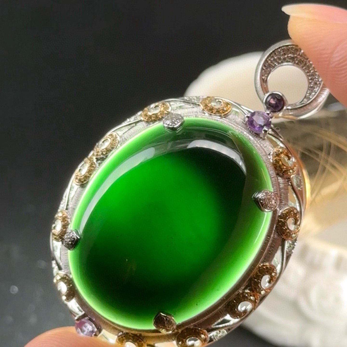 精品18k墨翠蛋面吊坠 种好色正黑度极好 打灯通透 油性十足 尺寸54.1