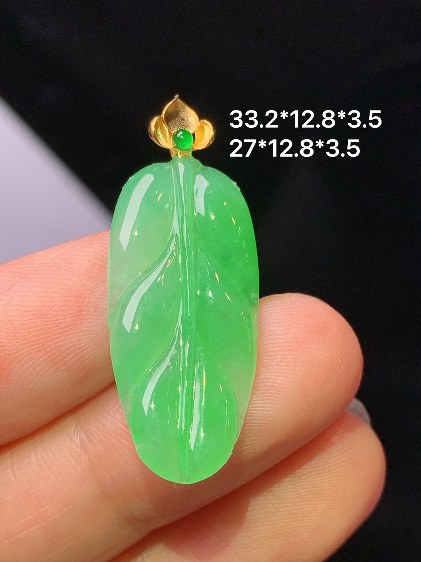 18k金镶嵌翠绿树叶吊坠 玉质细腻 色泽艳丽清新 水润亮眼 整体尺寸33.2*12.8*3.5j2