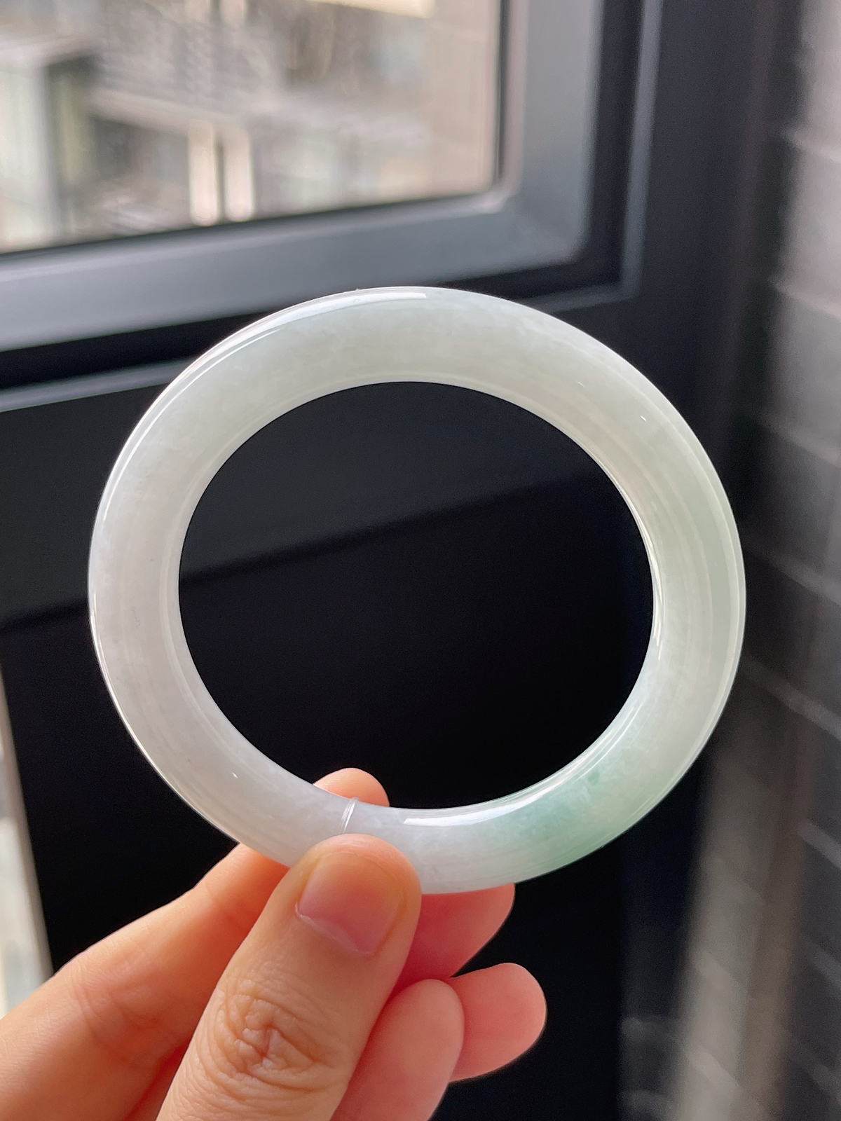 圆镯52圈口，翡翠糯化种飘绿手镯