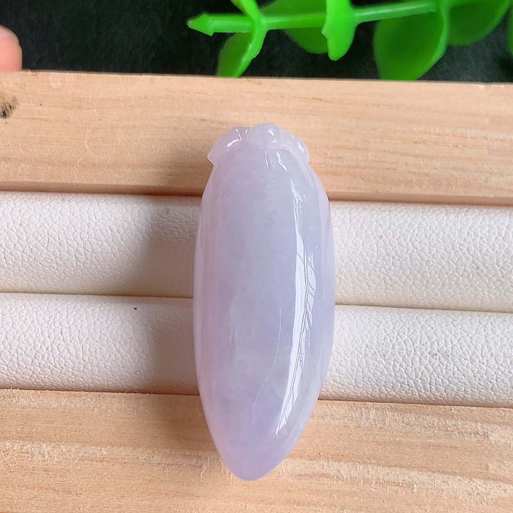 冰润紫罗兰福瓜翡翠吊坠，呱呱来财，福气满满的美好寓意，清新自然  沁人心脾，造型独特，清秀高雅  W
