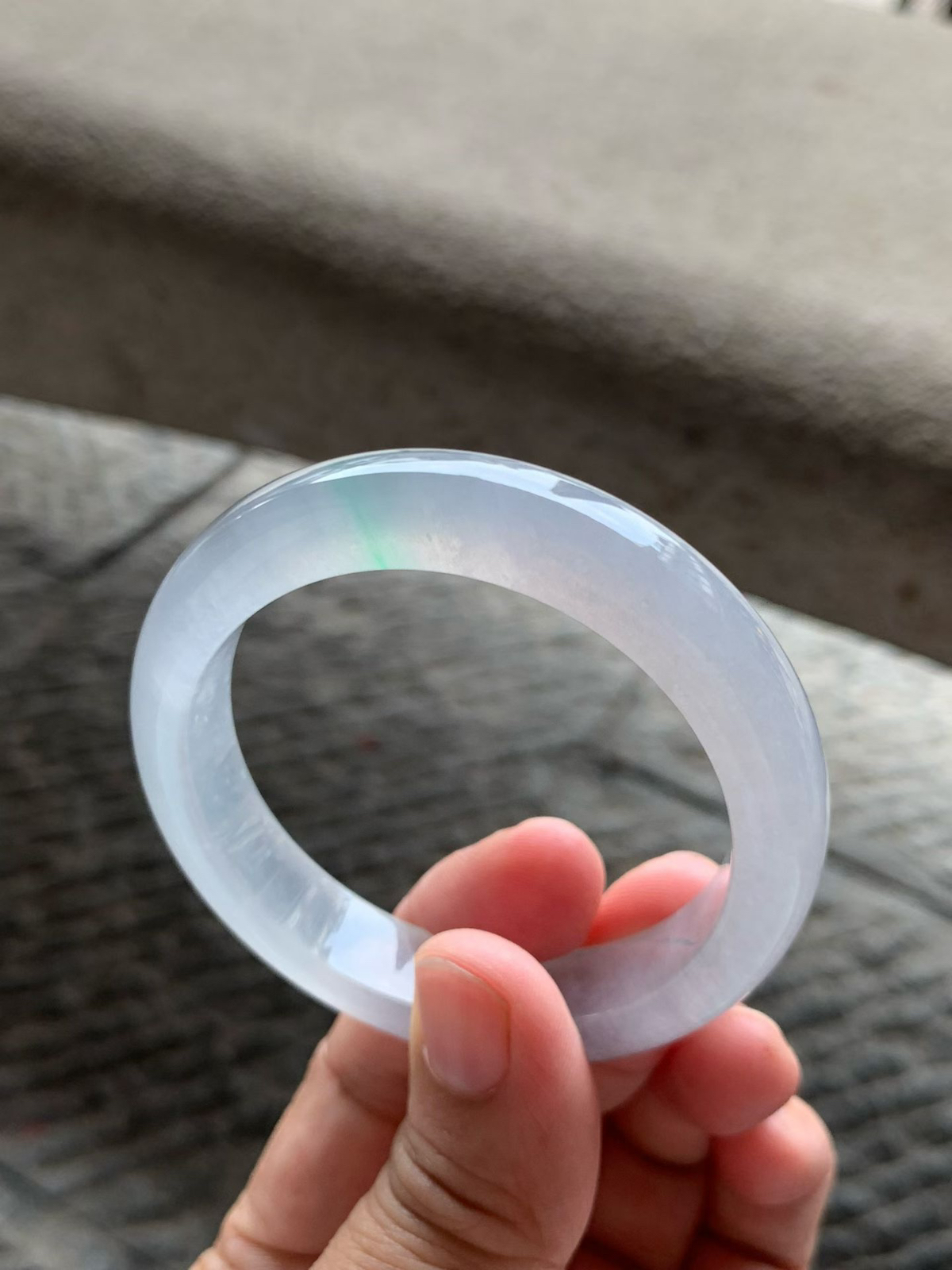 飘绿丝正圈手镯，尺寸53*12.5*8.5 老坑种水，底子纯净细腻，通透无比，清润水灵，起光起胶，微