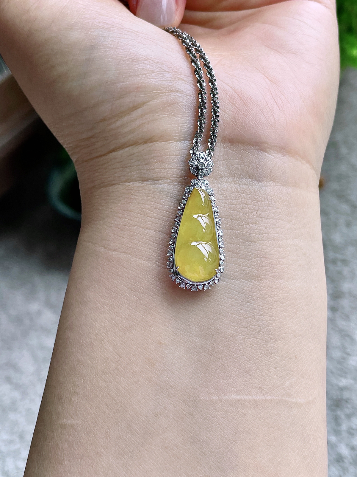 【镶嵌】冰黄翡豆子黄翡福豆吊坠  
【说明】缅料 18k金镶嵌 性价比高  
【整体】32-13-8.7..