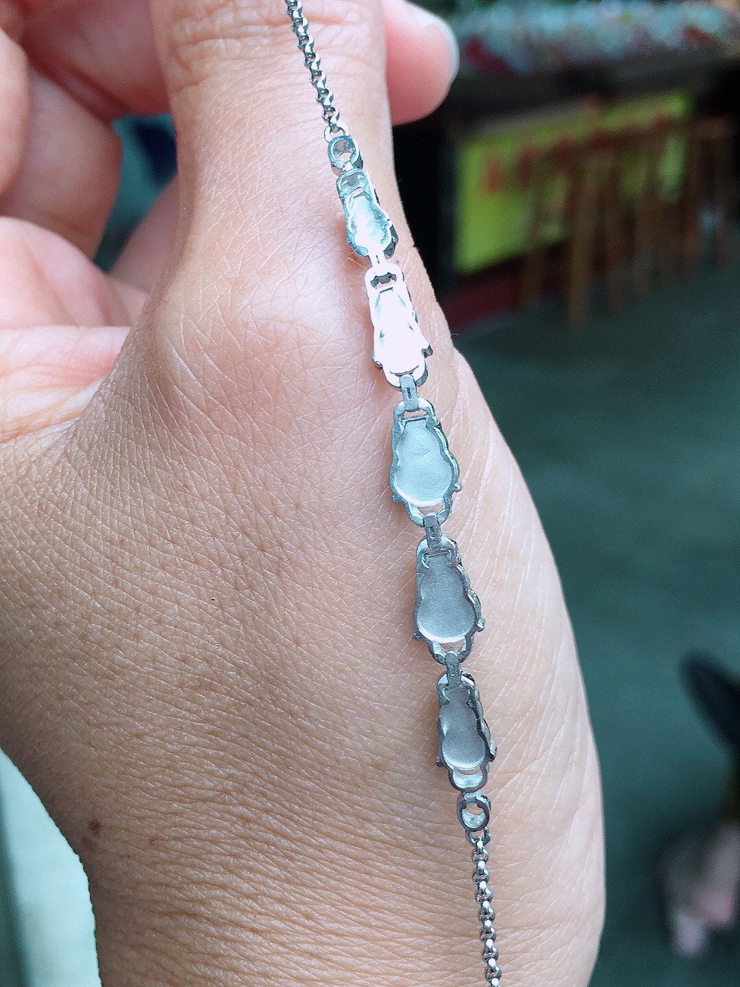 阳绿葫芦手链，色泽均匀艳丽，玉质细腻，荧光感超
强，饱满圆润，尽显优雅气质，18k
金豪华镶嵌