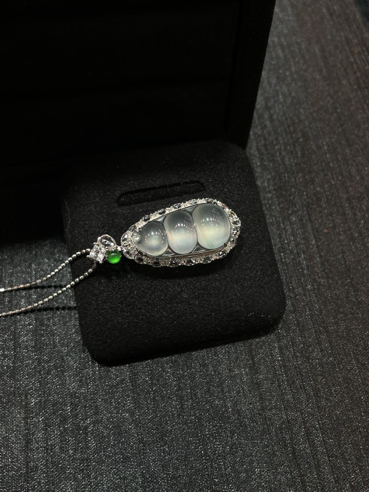 高冰 起光 福豆吊坠 超饱满 又纯净

18k金镶嵌