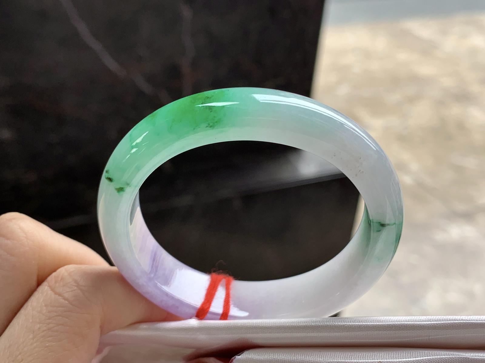 50.4-13.1-8

春带彩贵妃手镯^_^鲜艳 玉质温润 细腻 正圈48小手可以带