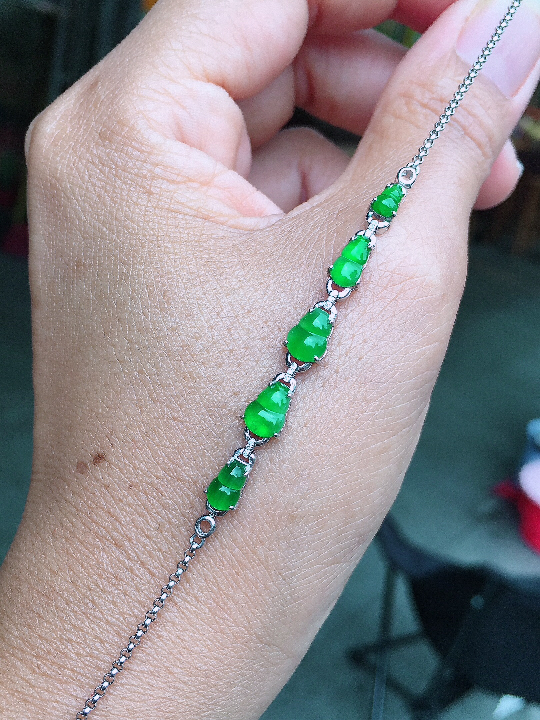 阳绿葫芦手链，色泽均匀艳丽，玉质细腻，荧光感超
强，饱满圆润，尽显优雅气质，18k
金豪华镶嵌