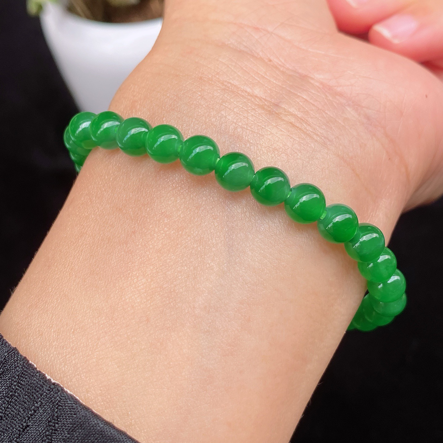 冰阳绿小米珠手串 
冰透种好 色辣色阳
色满色均 实物更美～