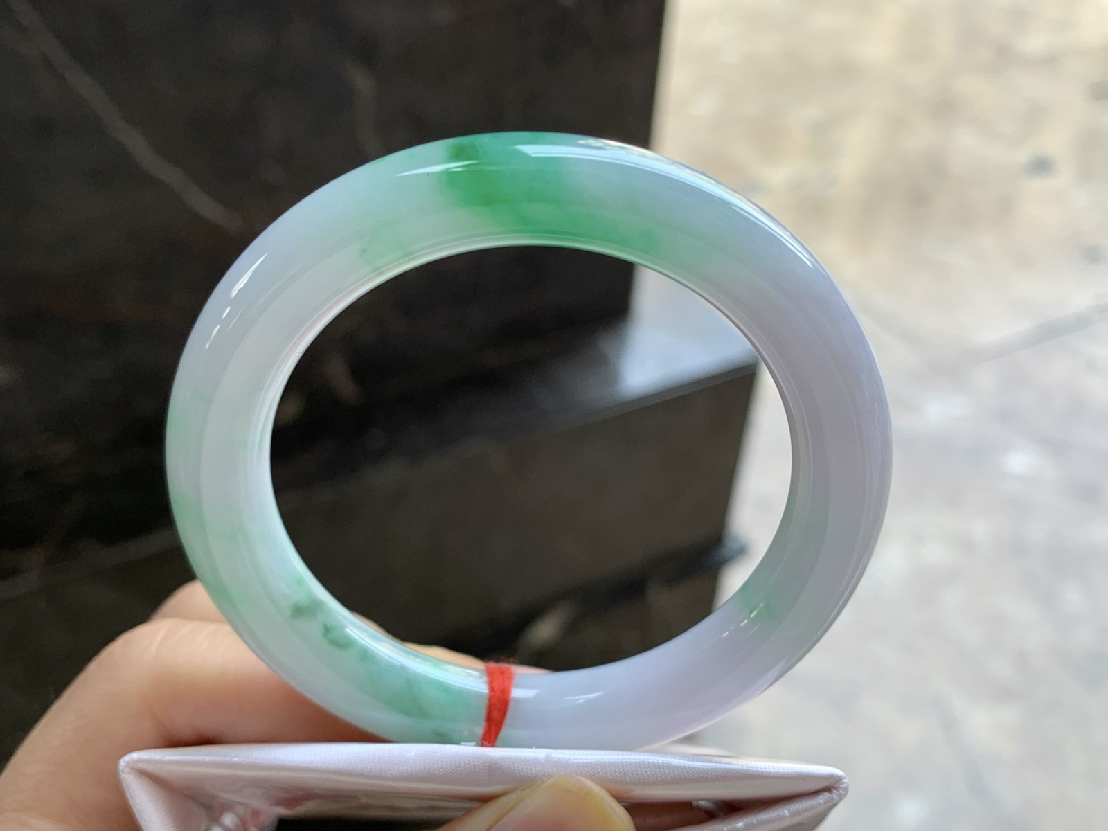 52.5-9.8

飘绿圆条手镯^_^玉质温润 色阳细腻