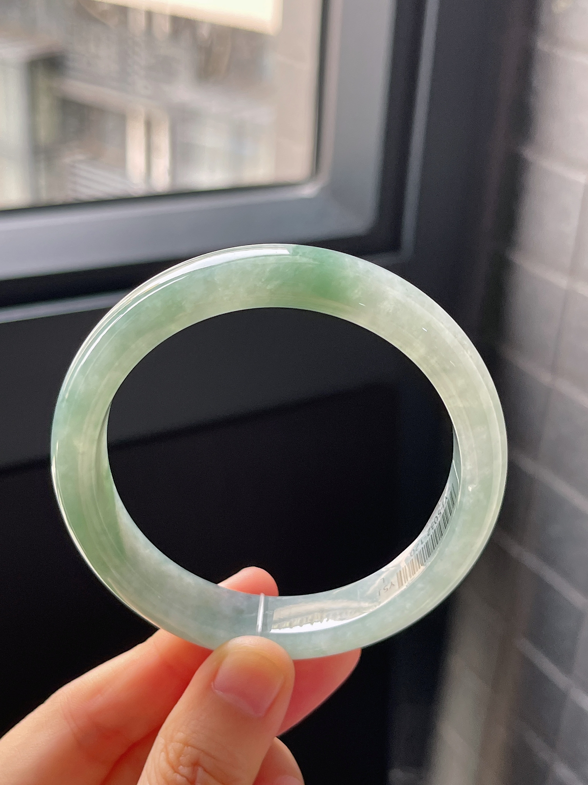 正圈57.7圈口，翡翠冰糯种淡绿色手镯