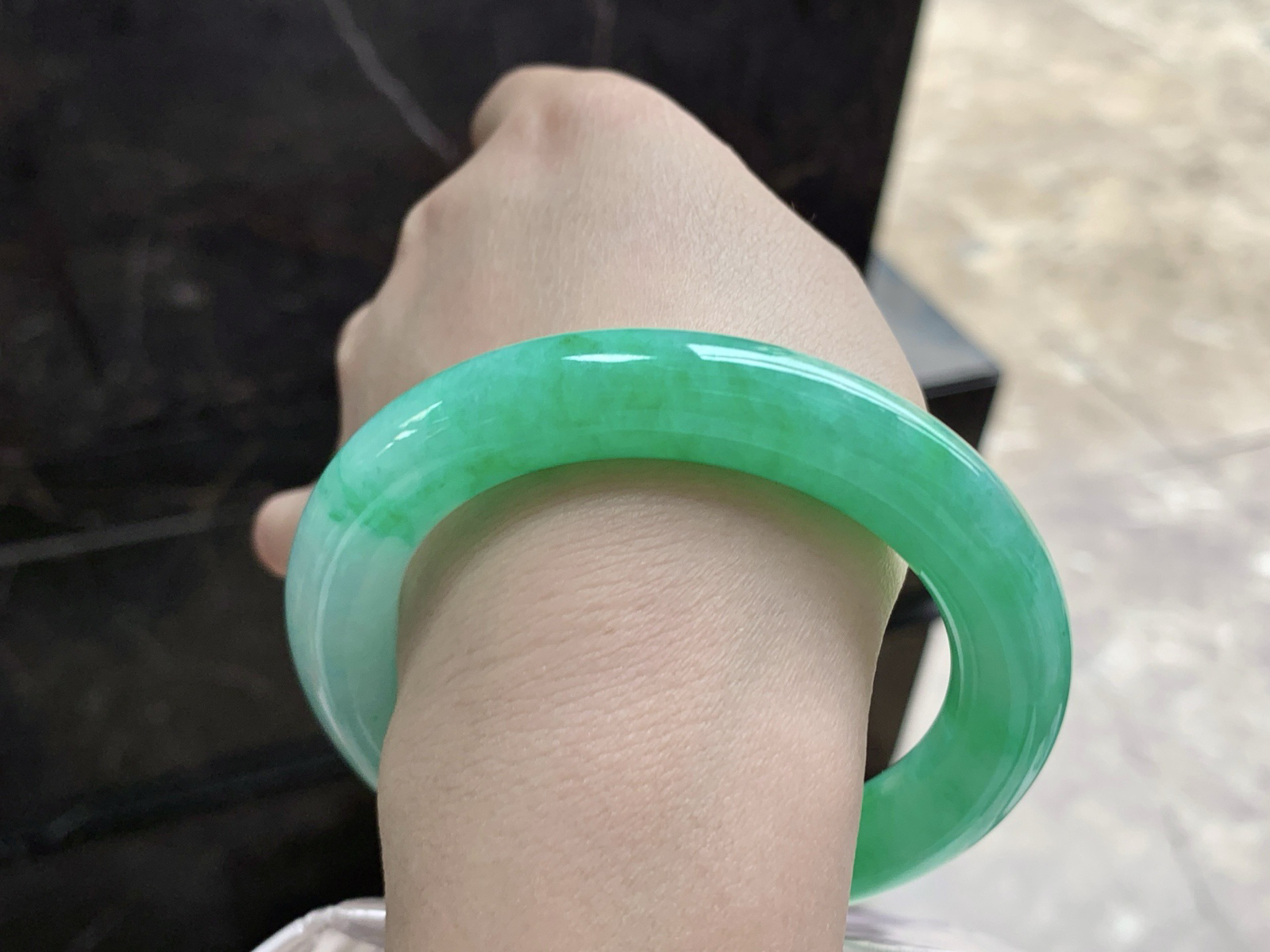 56-11.3

阳绿色圆条手镯^_^色阳