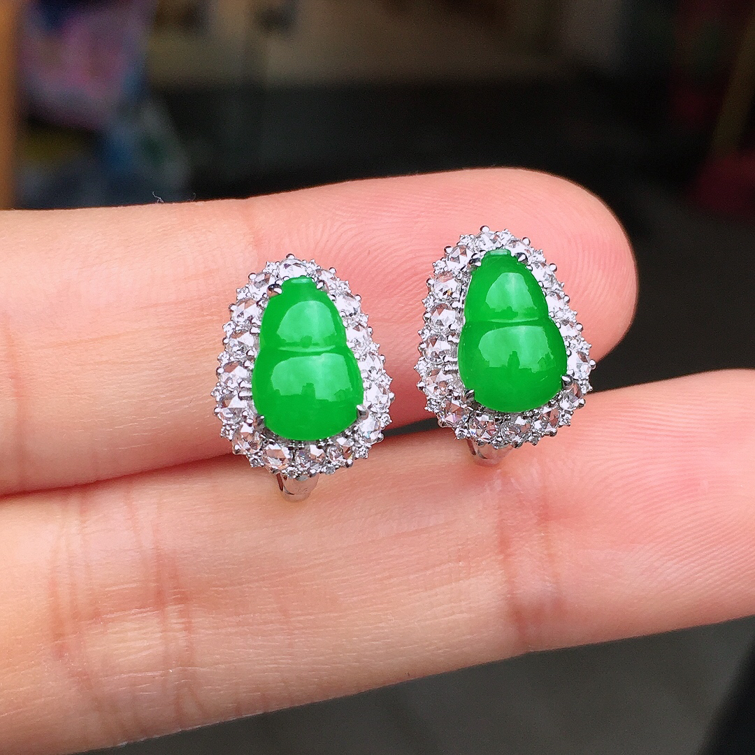 阳绿葫芦耳钉，色泽均匀艳丽，玉质细腻，荧光感超
强，饱满圆润，尽显优雅气质，18k
金豪华镶嵌