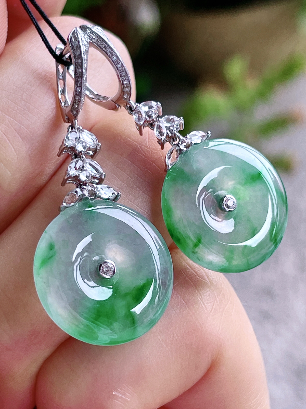 【镶嵌】高冰飘绿花平安扣耳坠 
【说明】缅料 18k金镶嵌 性价比高 飘花
【整体】39.4
【裸石】17.2-3.6