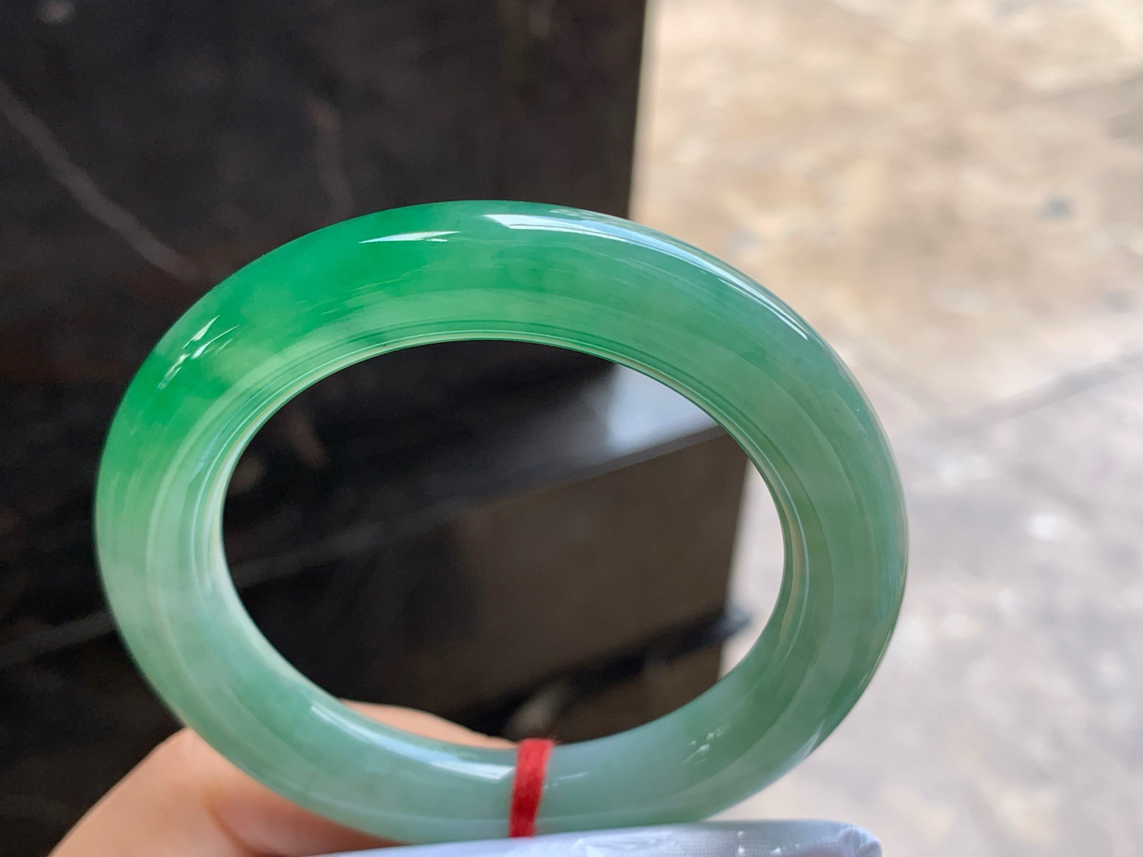 54-11

绿色圆条手镯^_^鲜艳 玉质温润