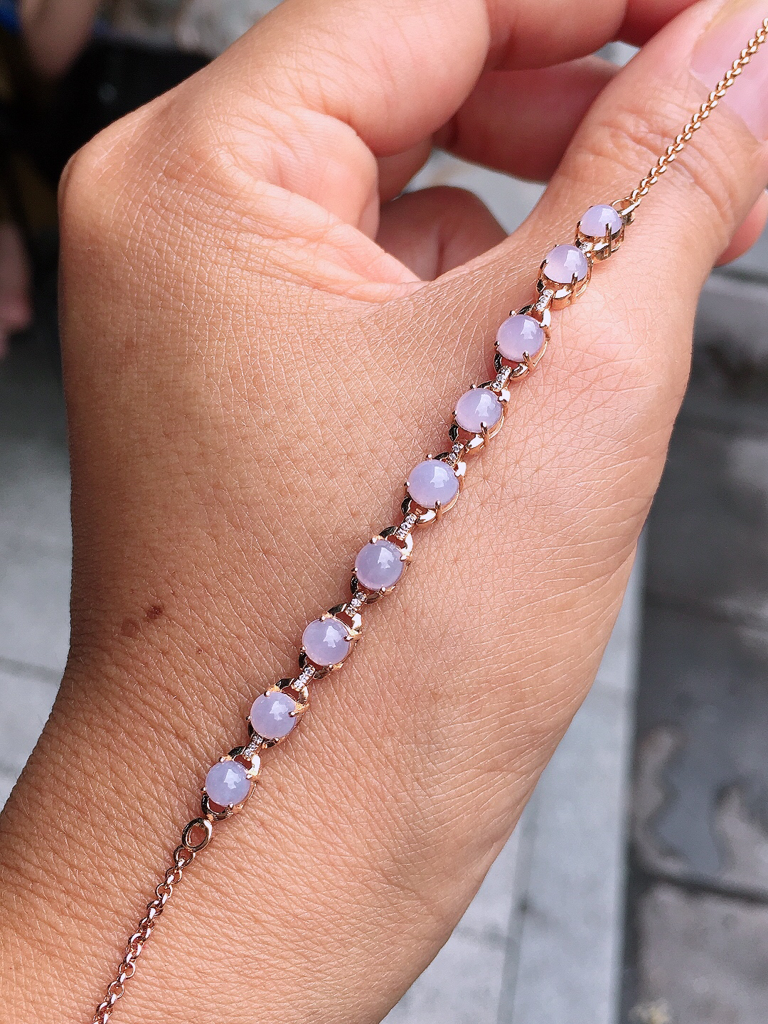 紫罗兰蛋面手链，色泽均匀艳丽，玉质细腻，荧光感超
强，饱满圆润，尽显优雅气质，18k
金豪华镶嵌