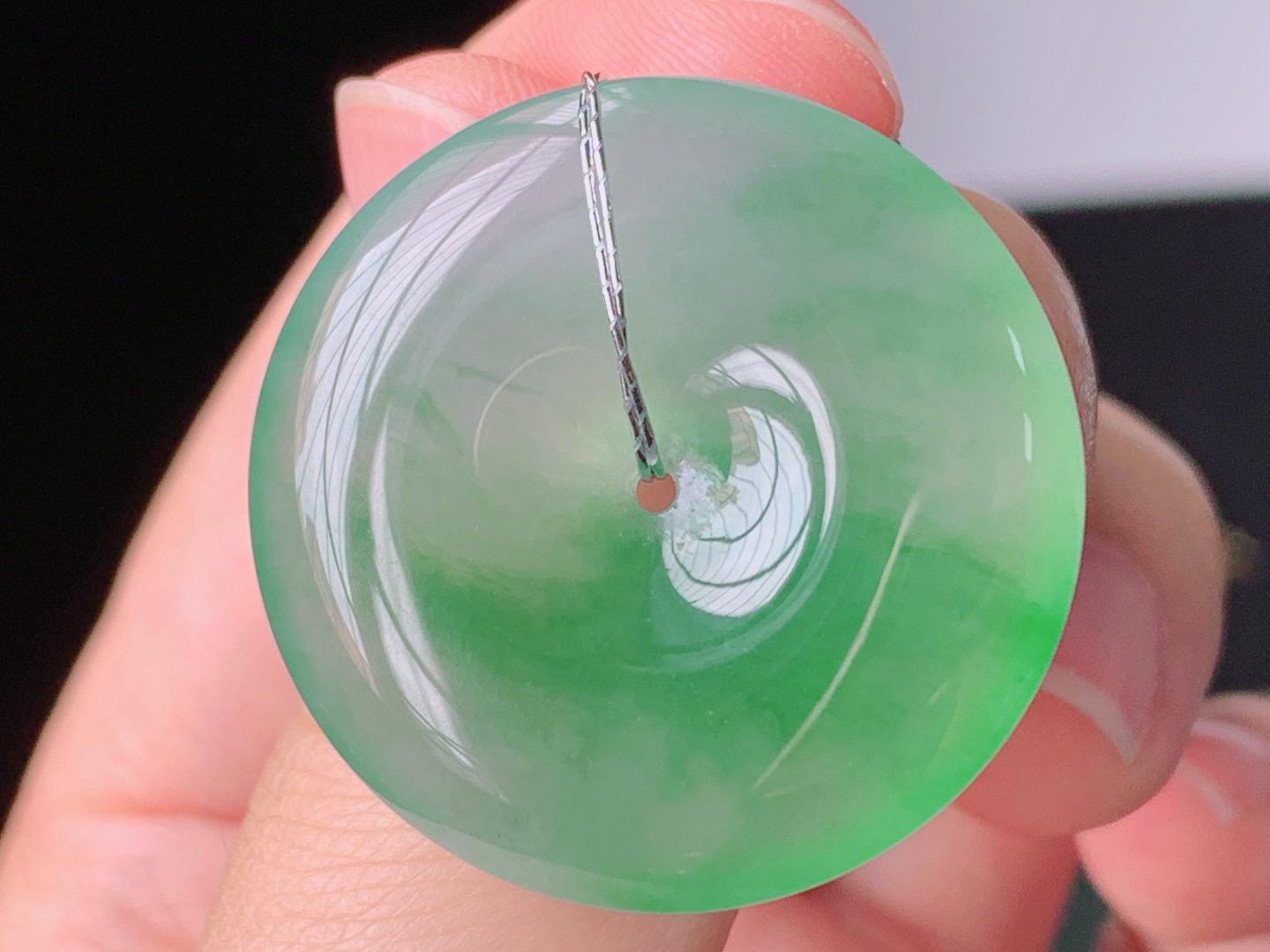 高品质
冰晴平安扣
水润清爽，饱满圆润
尺寸:28.5-5.9mm