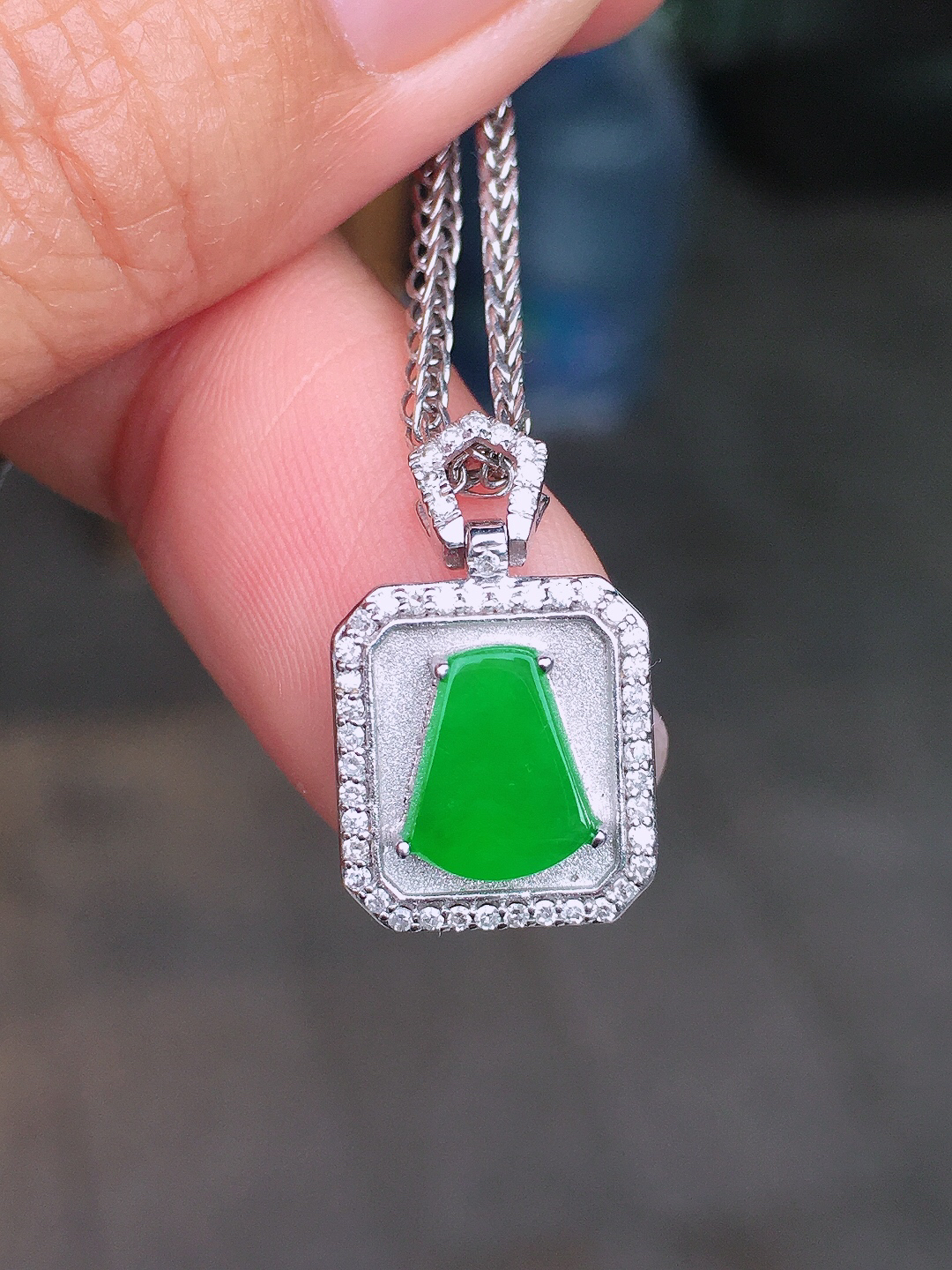 阳绿无事牌吊坠，色泽均匀艳丽，玉质细腻，荧光感超
强，饱满圆润，尽显优雅气质，18k
金豪华镶嵌