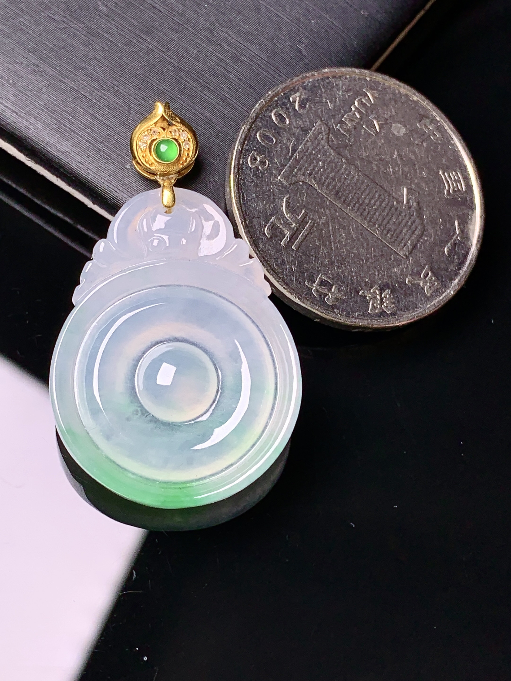 18k金钻镶嵌飘绿福在眼前吊坠 玉质细腻 色泽艳丽清新 水润亮眼 整体尺寸35*21*3.6c5