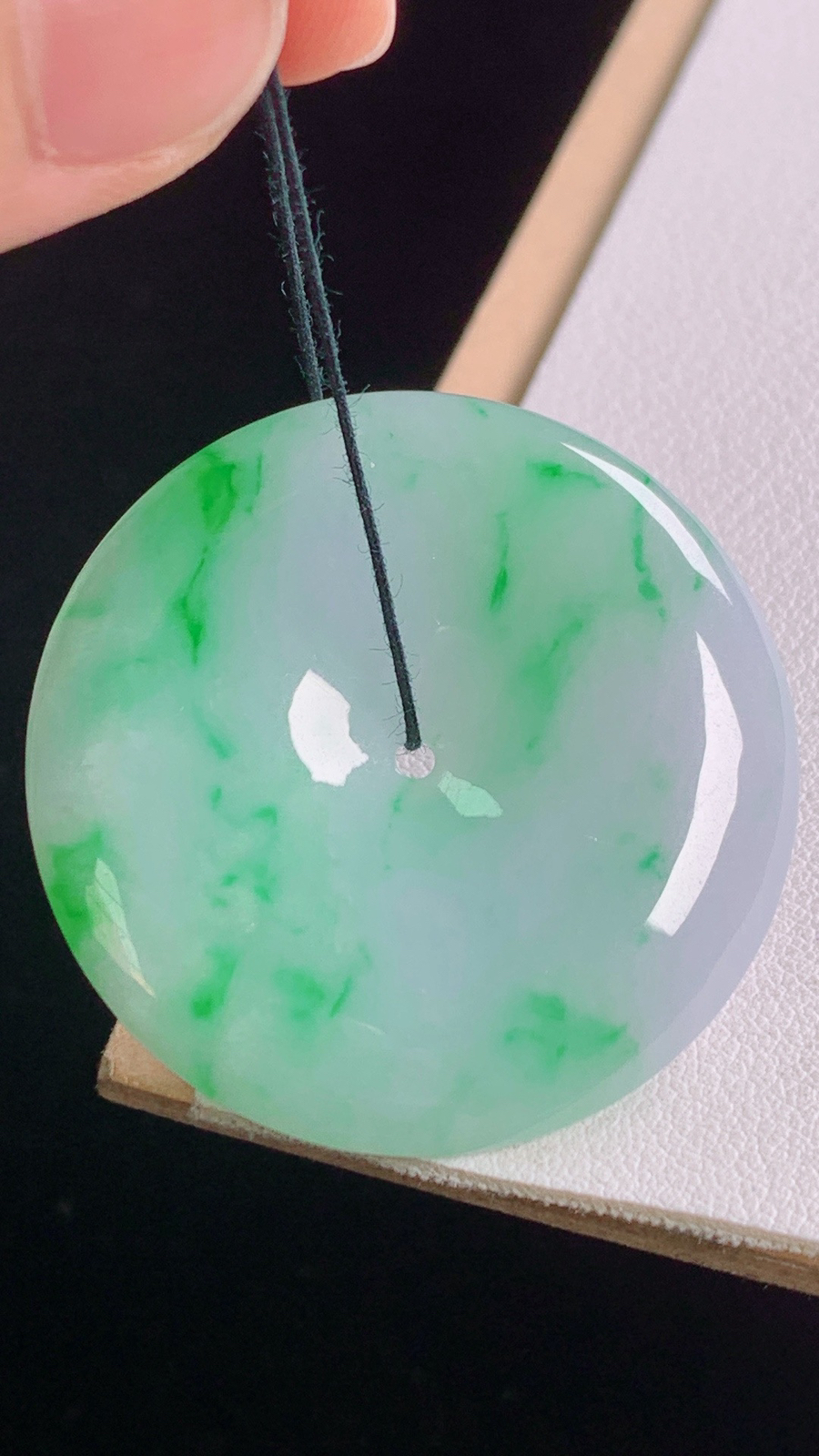 冰飘绿平安扣
色泽鲜亮，胶感十足，
尺寸:37.3-5.9mm 8