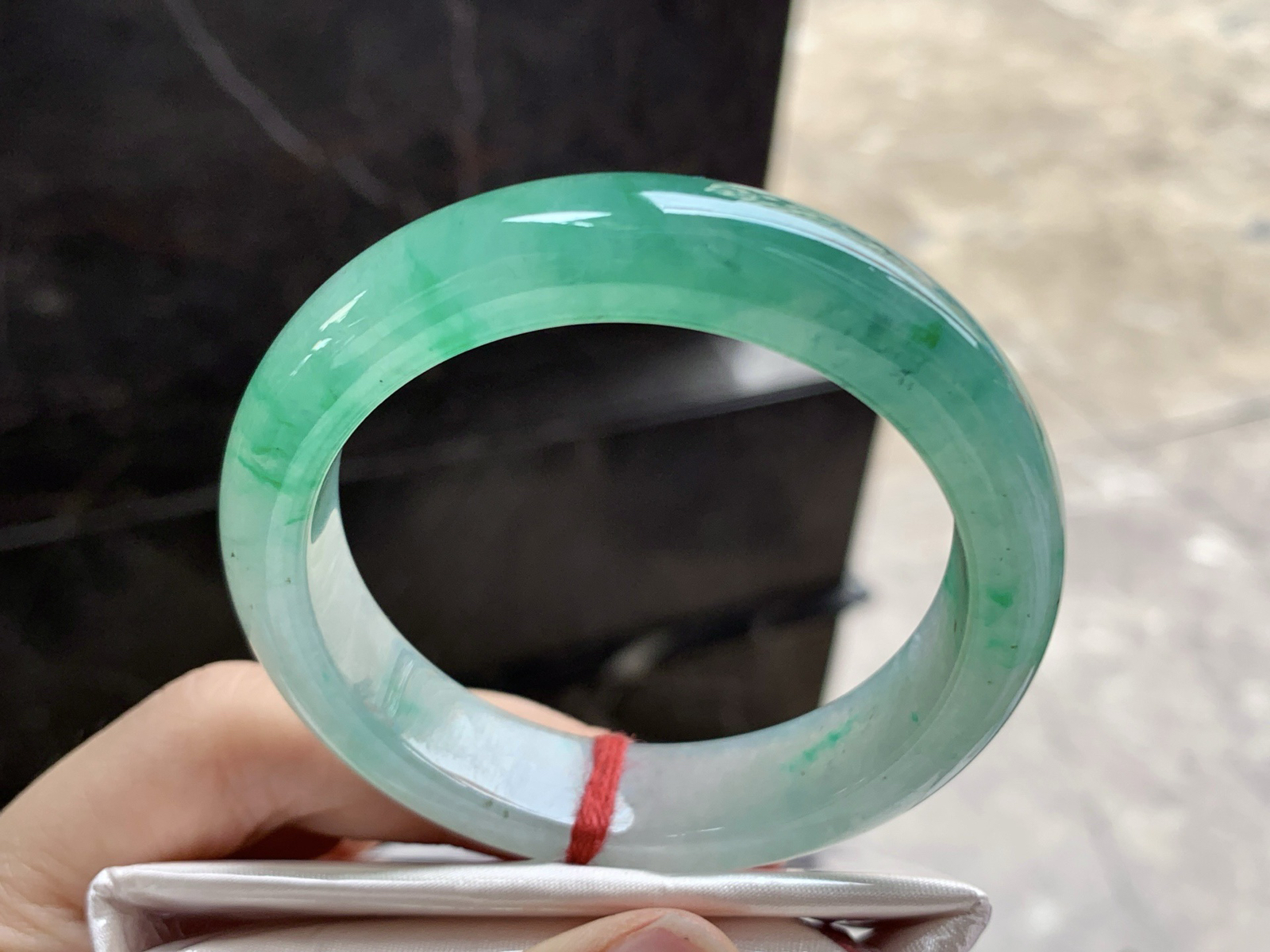 52.6-12.7-8.3

冰绿花手镯^_^颜色鲜艳起光