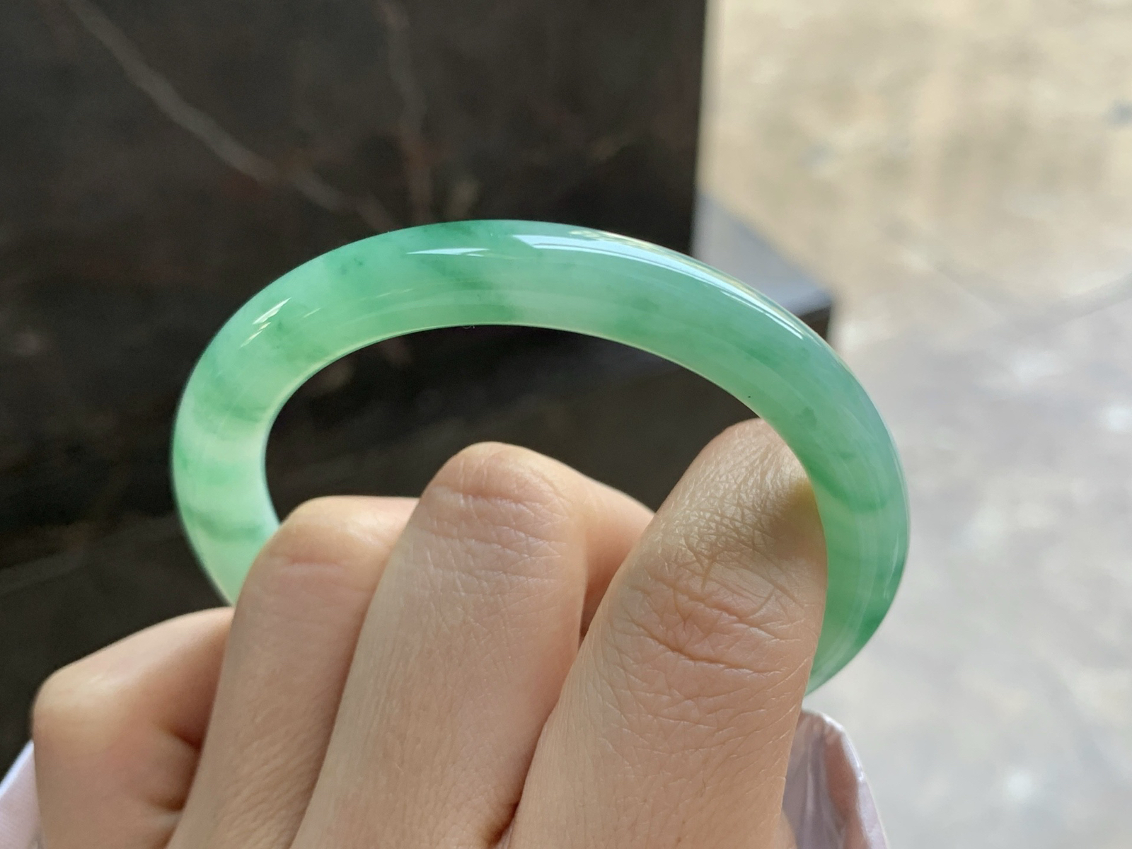 52-9

飘绿圆条手镯^_^色阳 细腻