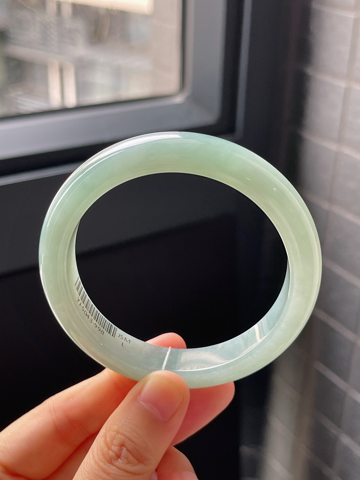 正圈57.4圈口，翡翠冰糯种淡绿色手镯